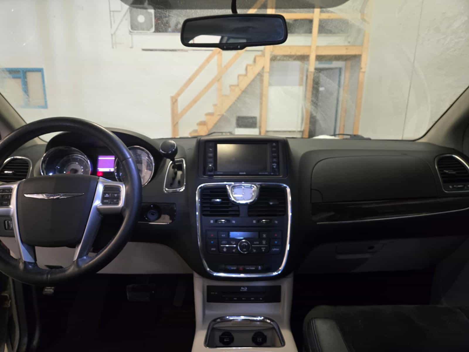 2013 Chrysler Town & Country Touring - Image 12