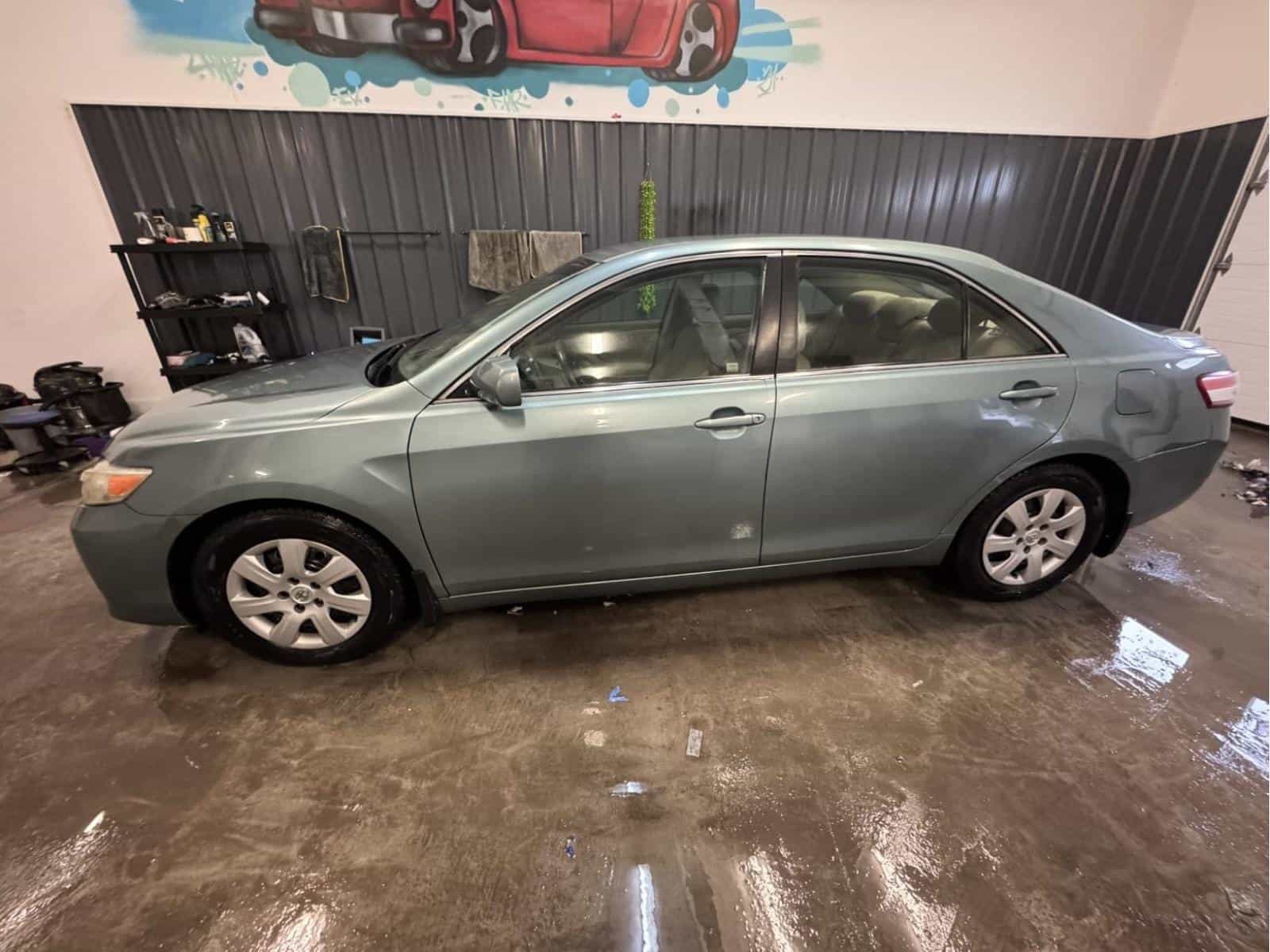 Image 3 Toyota Camry LE 2010