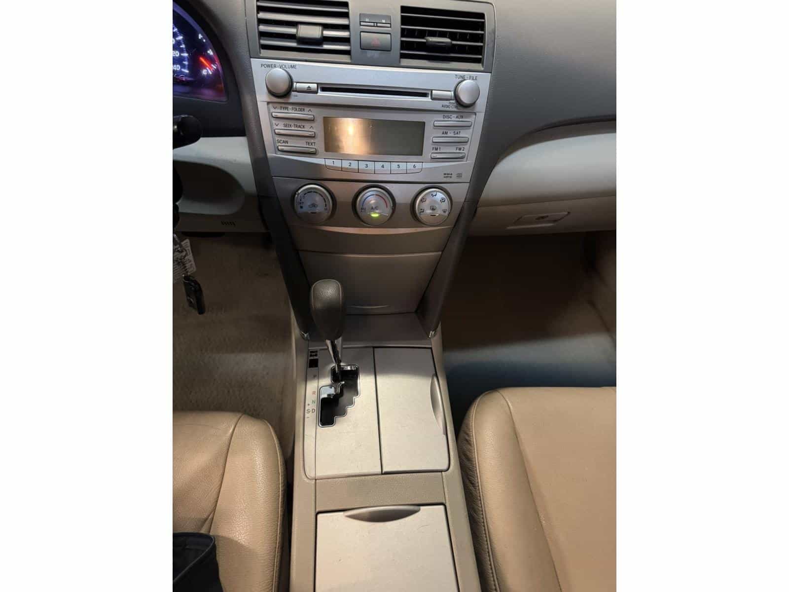 Image 11 Toyota Camry LE 2010