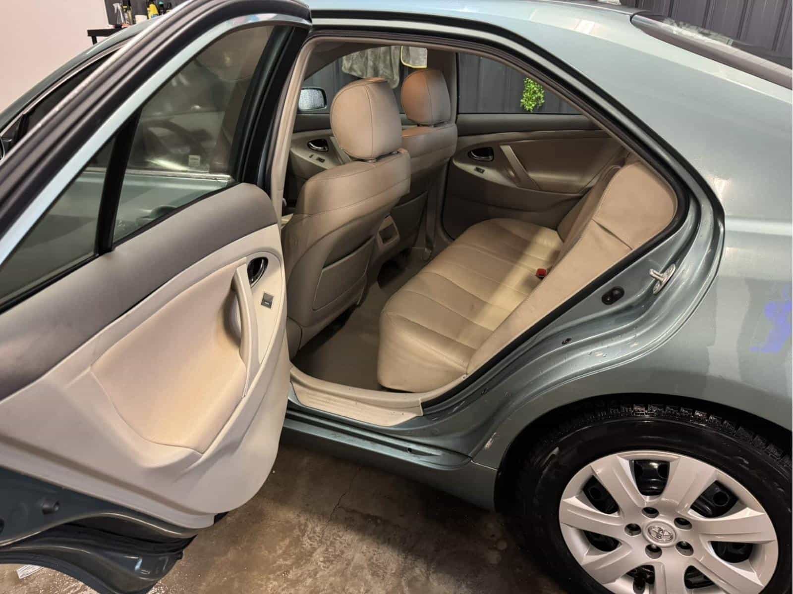 Image 13 Toyota Camry LE 2010