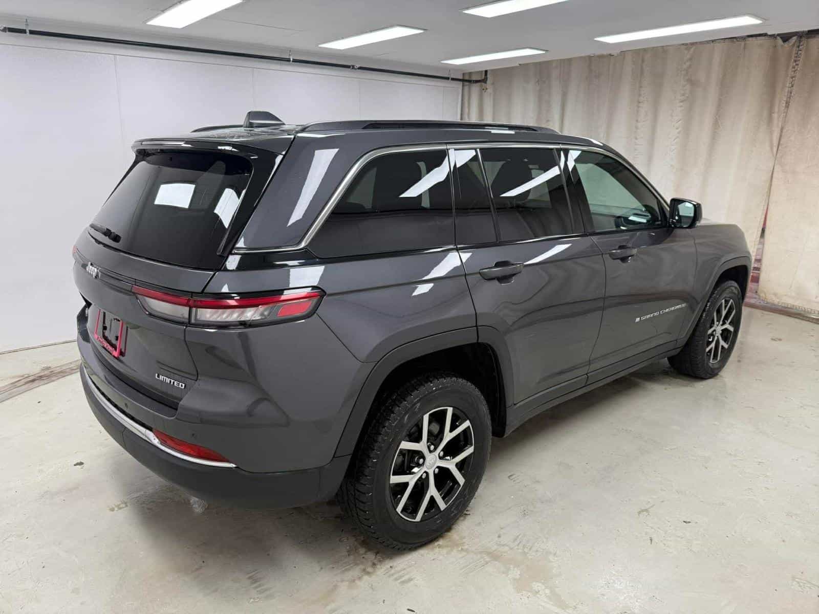 Image 4 Jeep Grand Cherokee Limited 2024