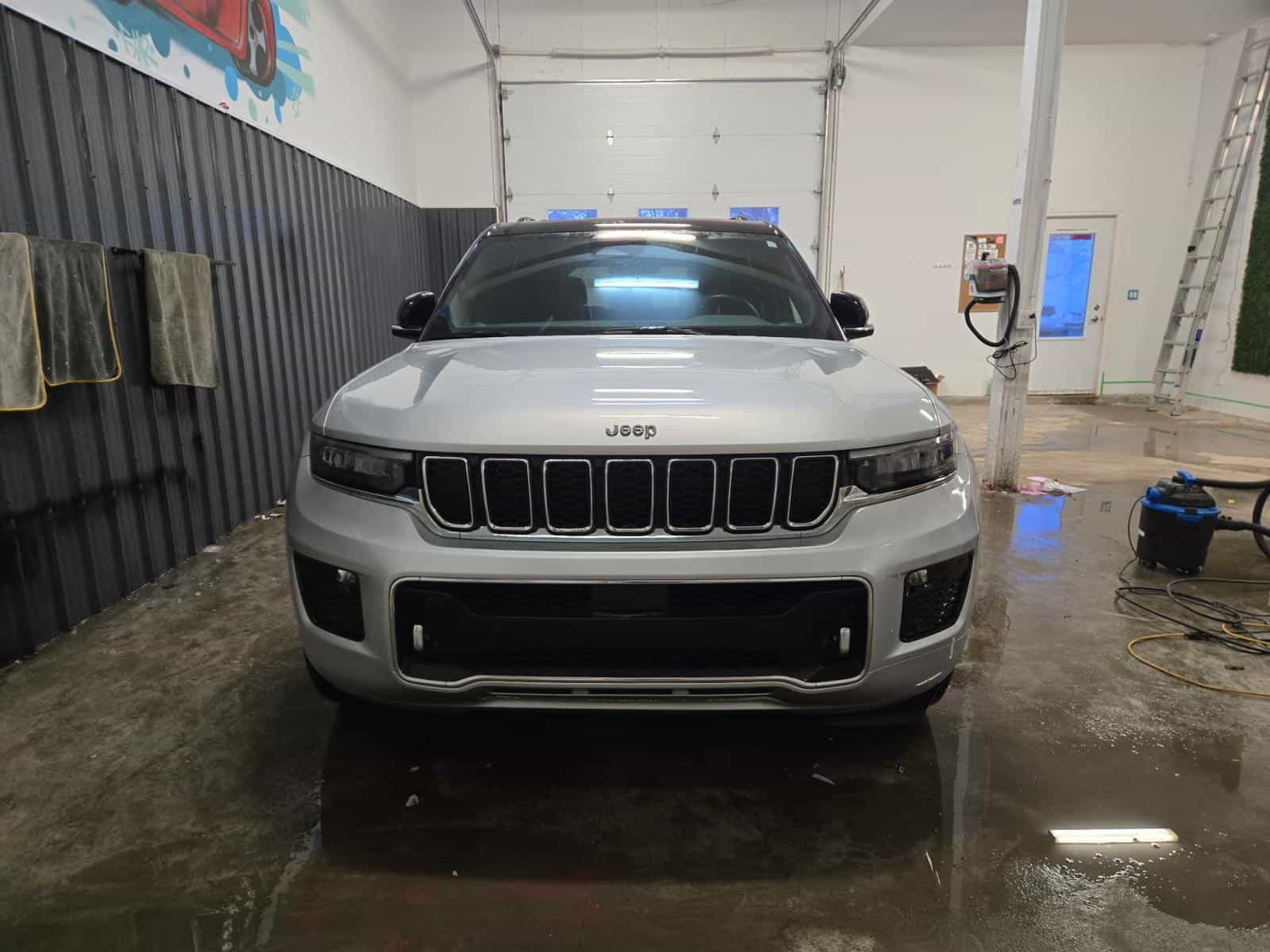 2022 Jeep Grand Cherokee Overland - Image 2