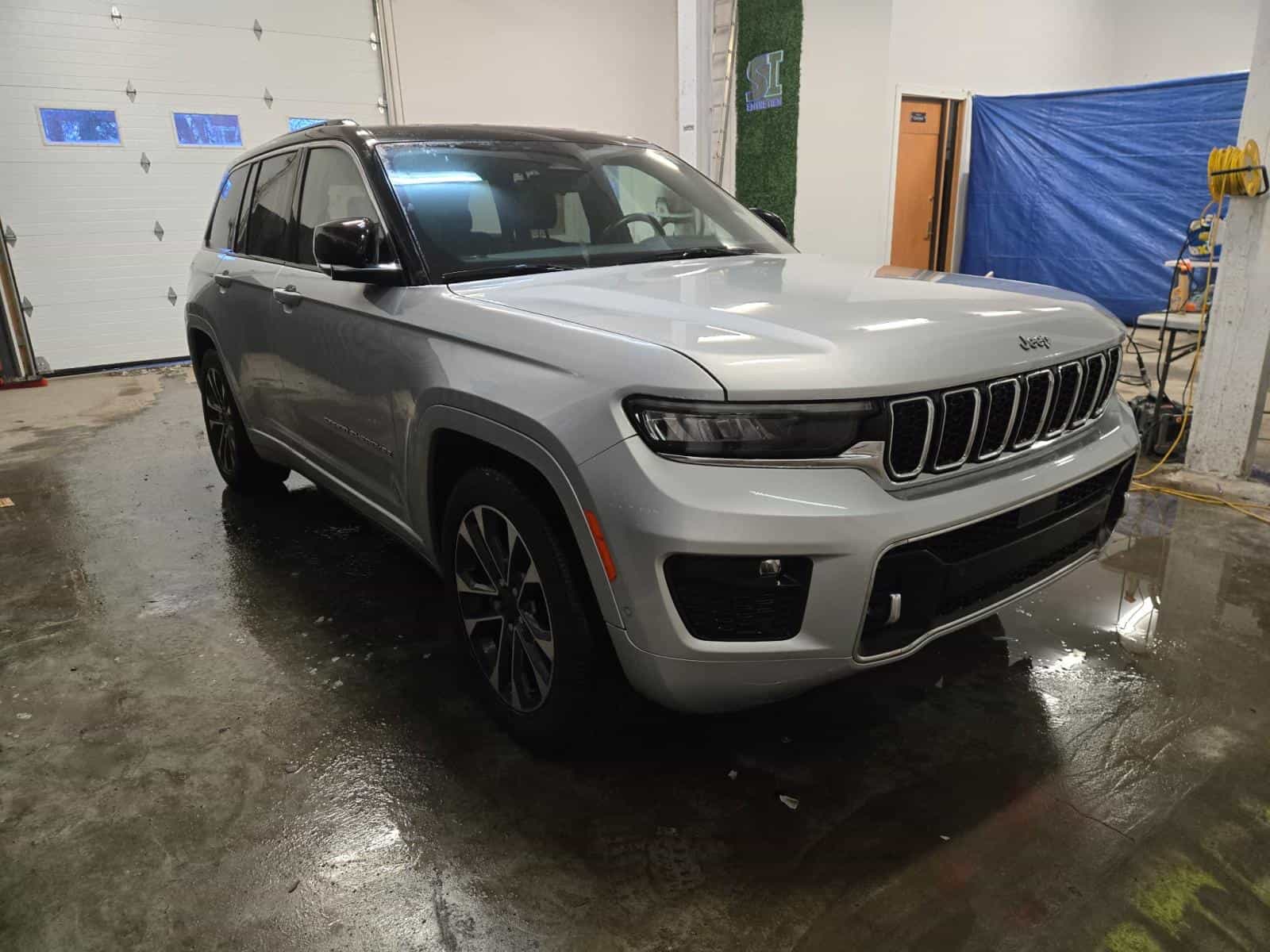 2022 Jeep Grand Cherokee Overland - Image 3