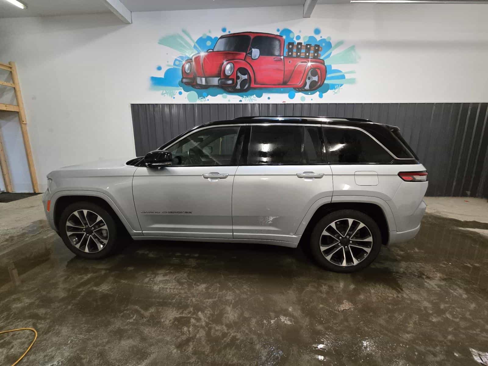 2022 Jeep Grand Cherokee Overland - Image 7