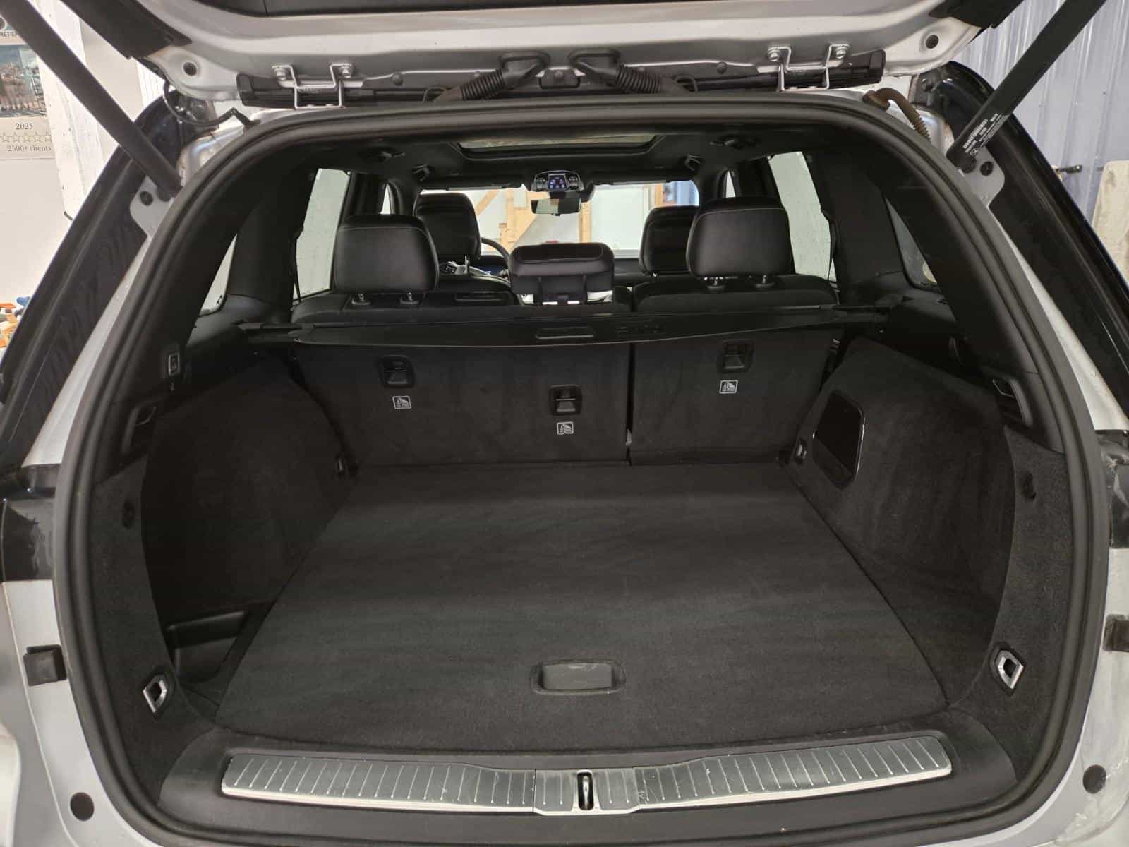 2022 Jeep Grand Cherokee Overland - Image 9