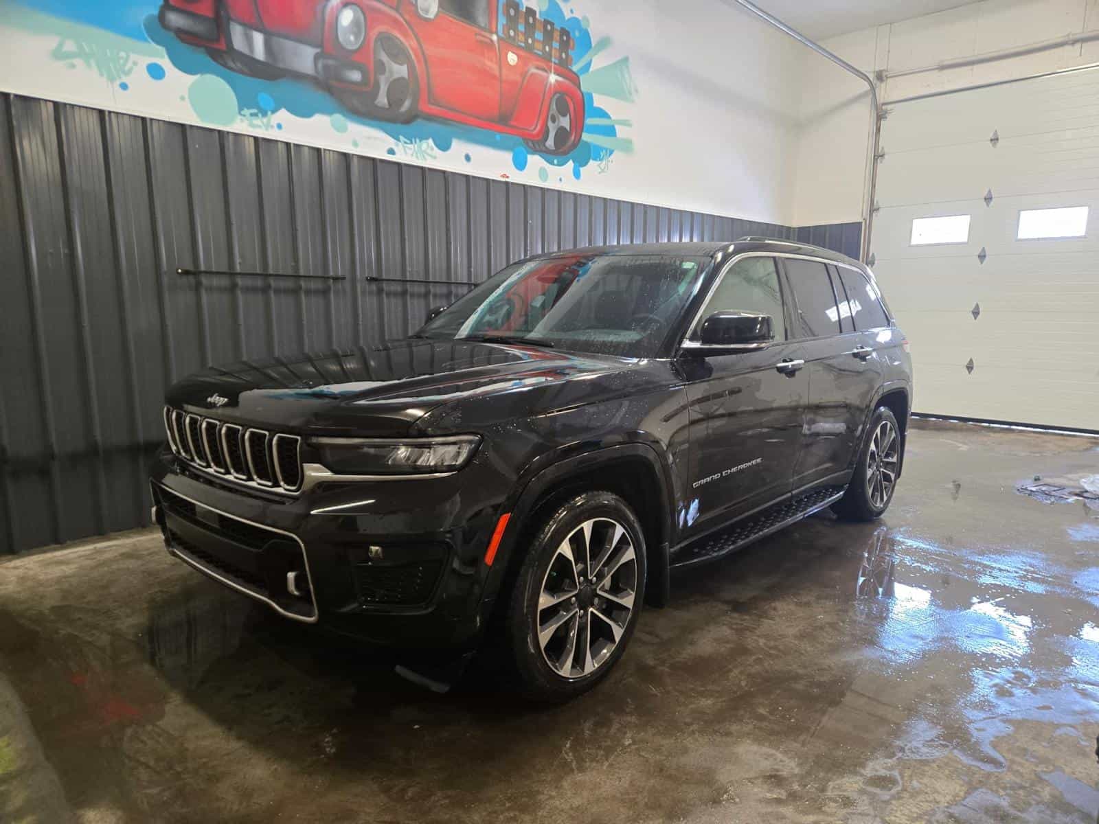 2023 Jeep Grand Cherokee Overland - Image 1