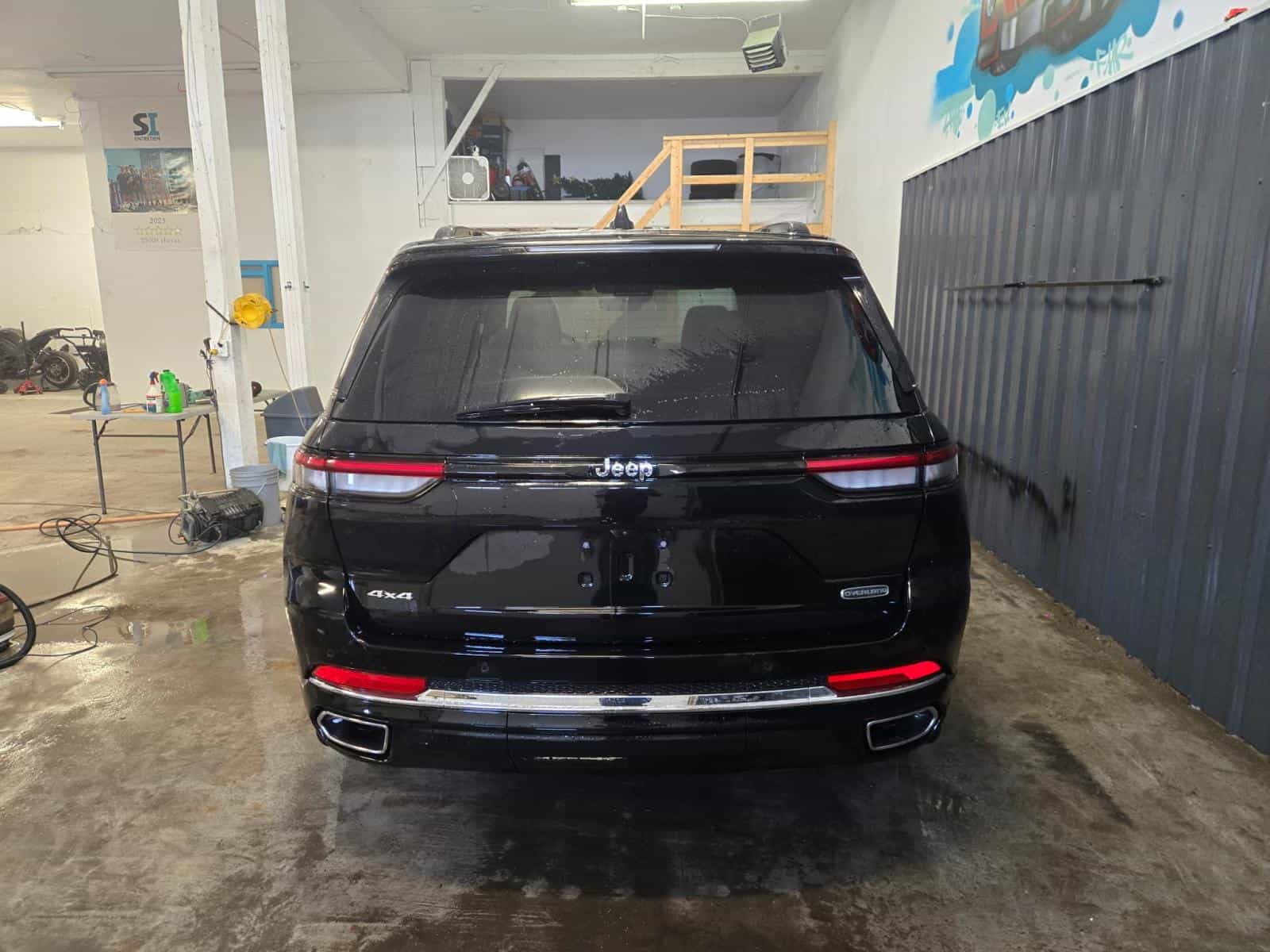 2023 Jeep Grand Cherokee Overland - Image 6