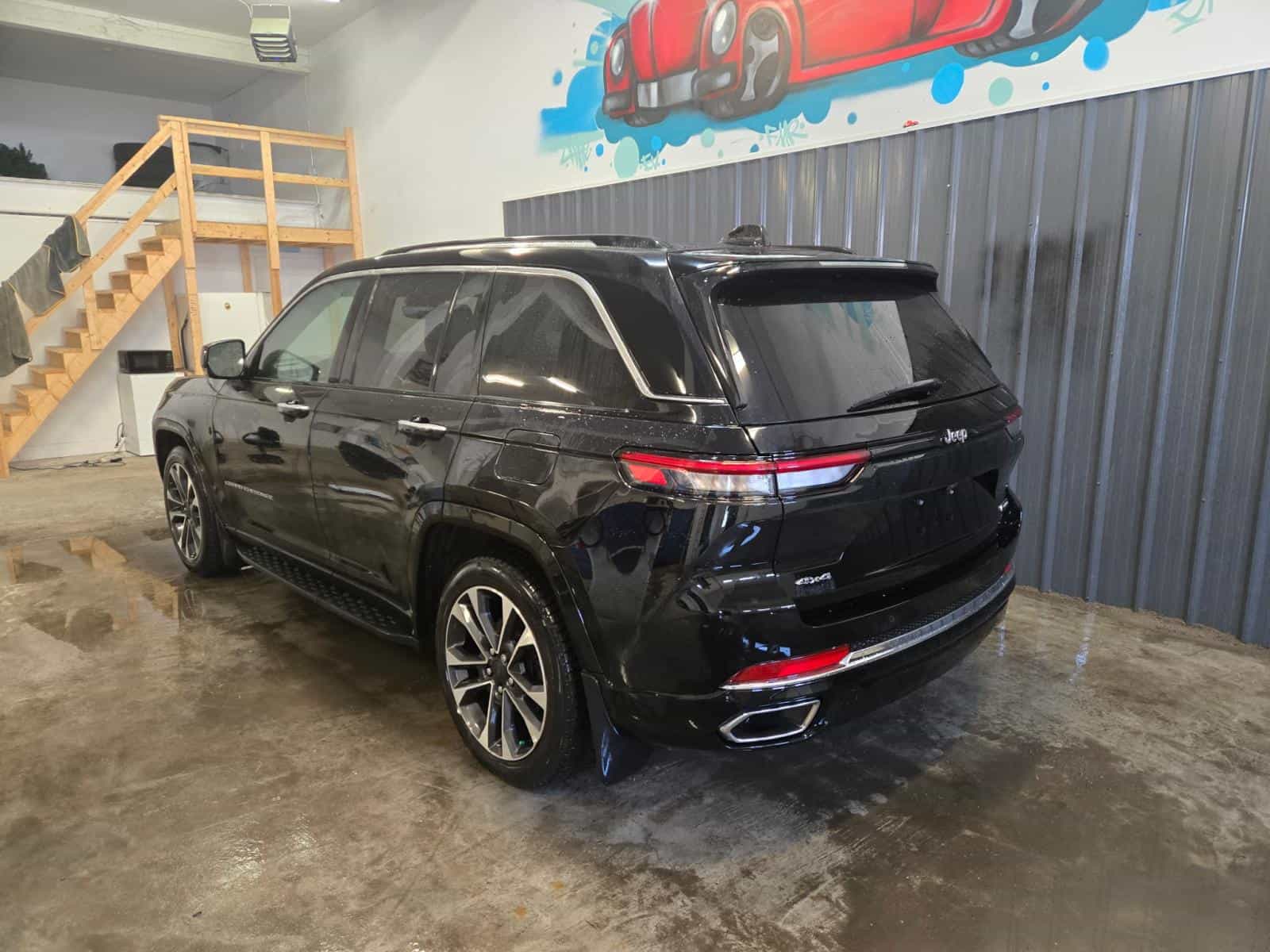 2023 Jeep Grand Cherokee Overland - Image 7