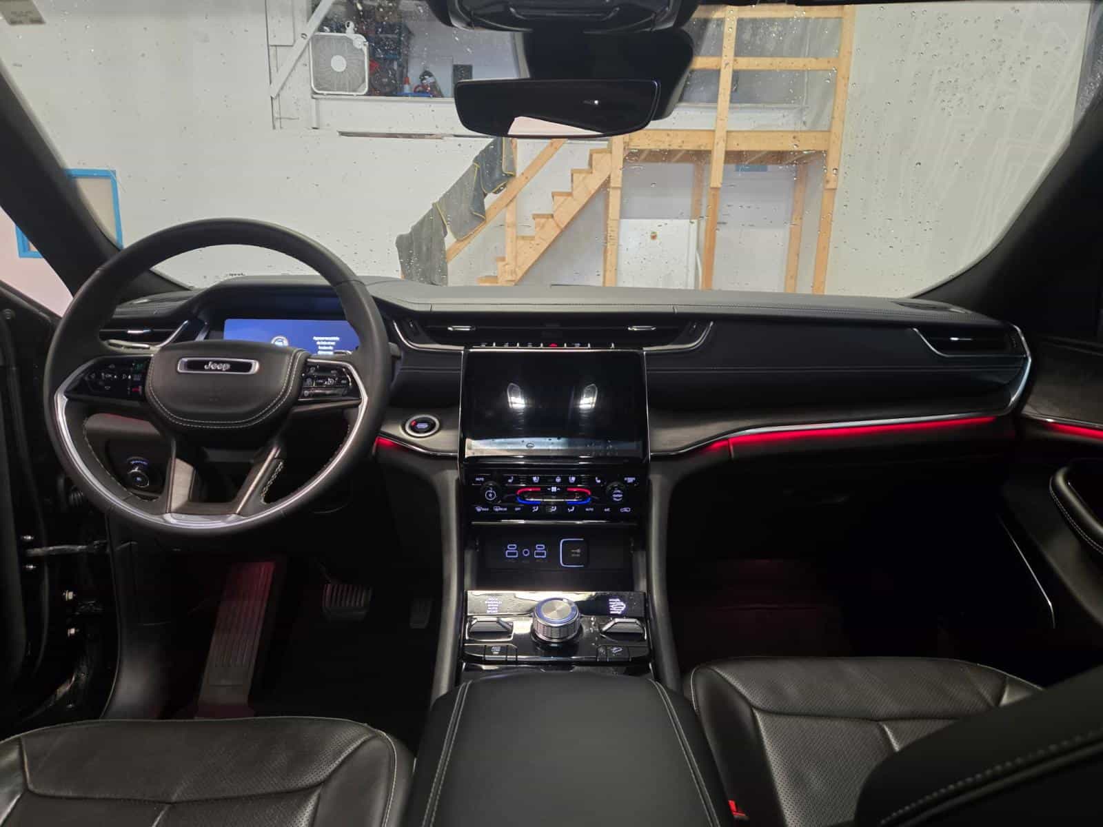 2023 Jeep Grand Cherokee Overland - Image 14