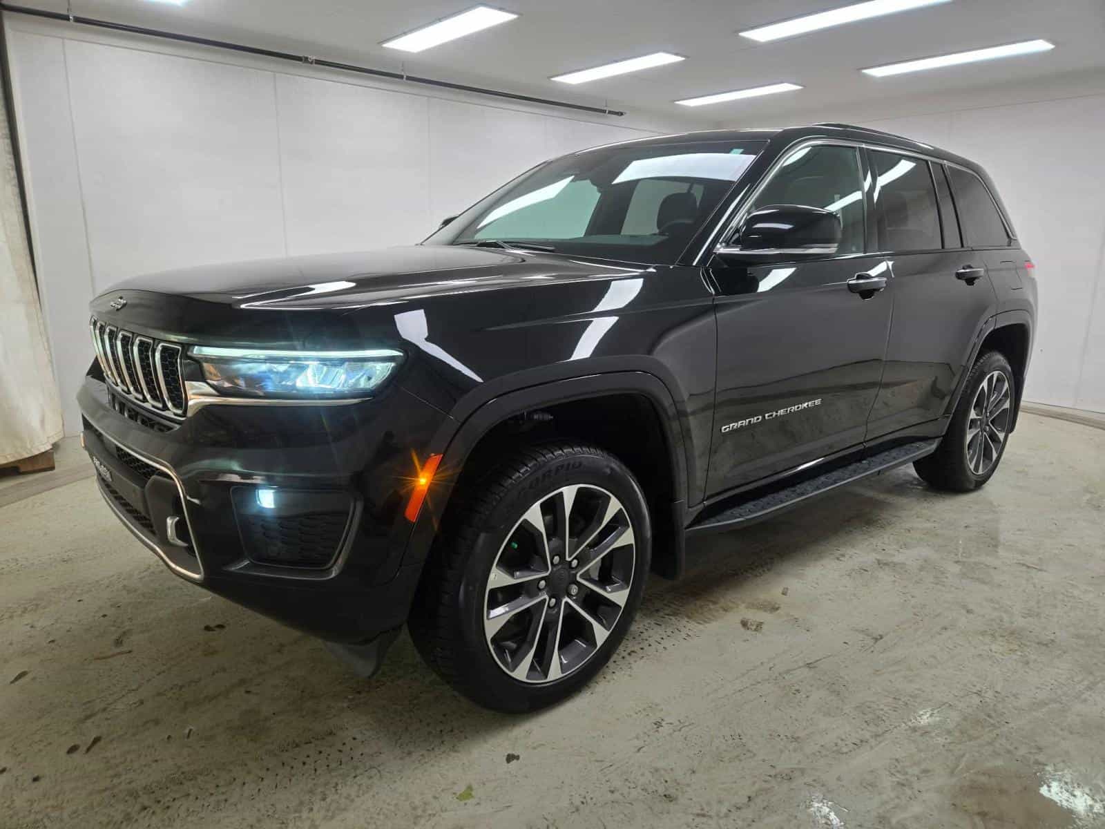 2023 Jeep Grand Cherokee Overland - Image 1