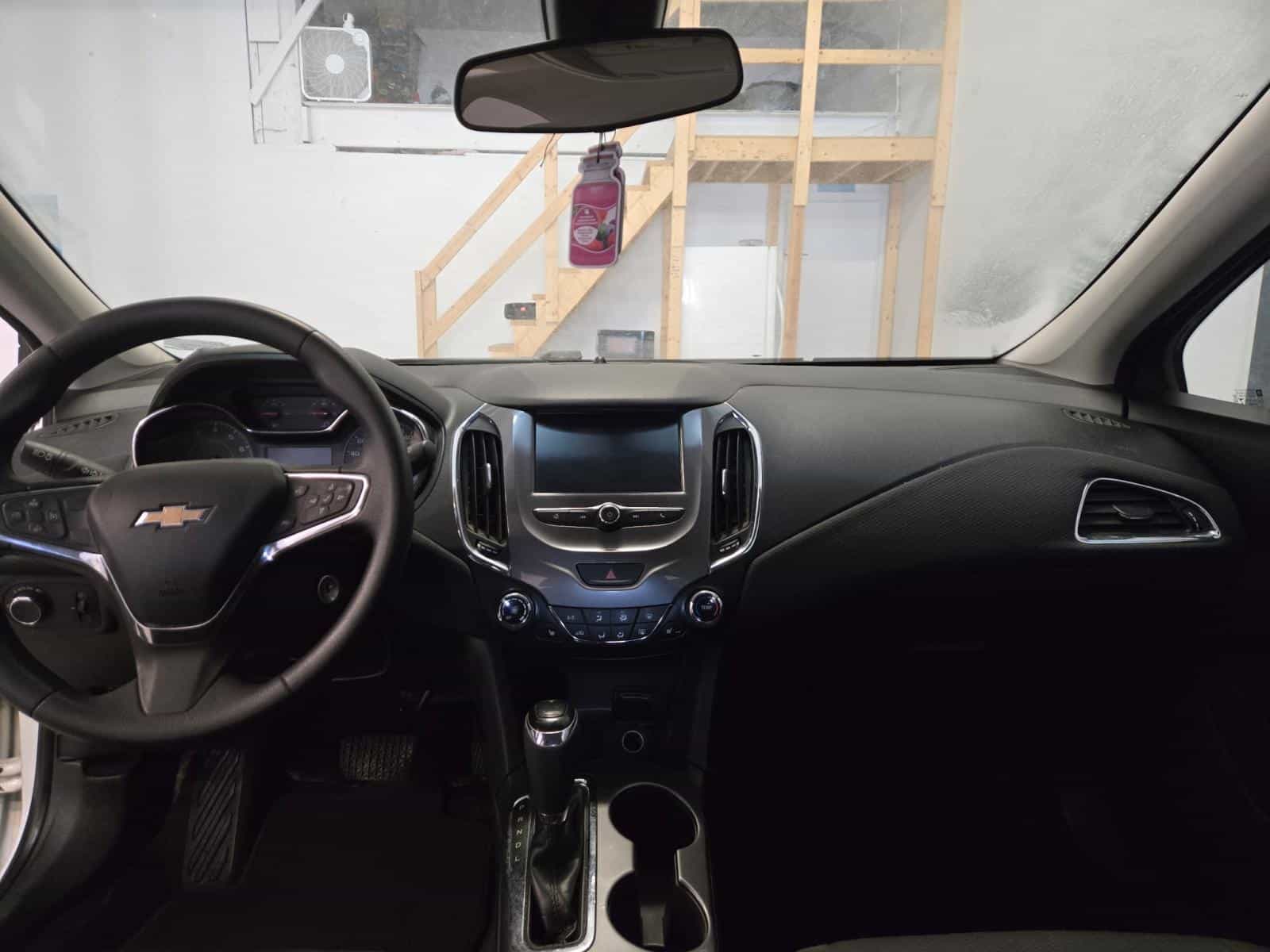 2017 Chevrolet CRUZE LT LT - Image 11