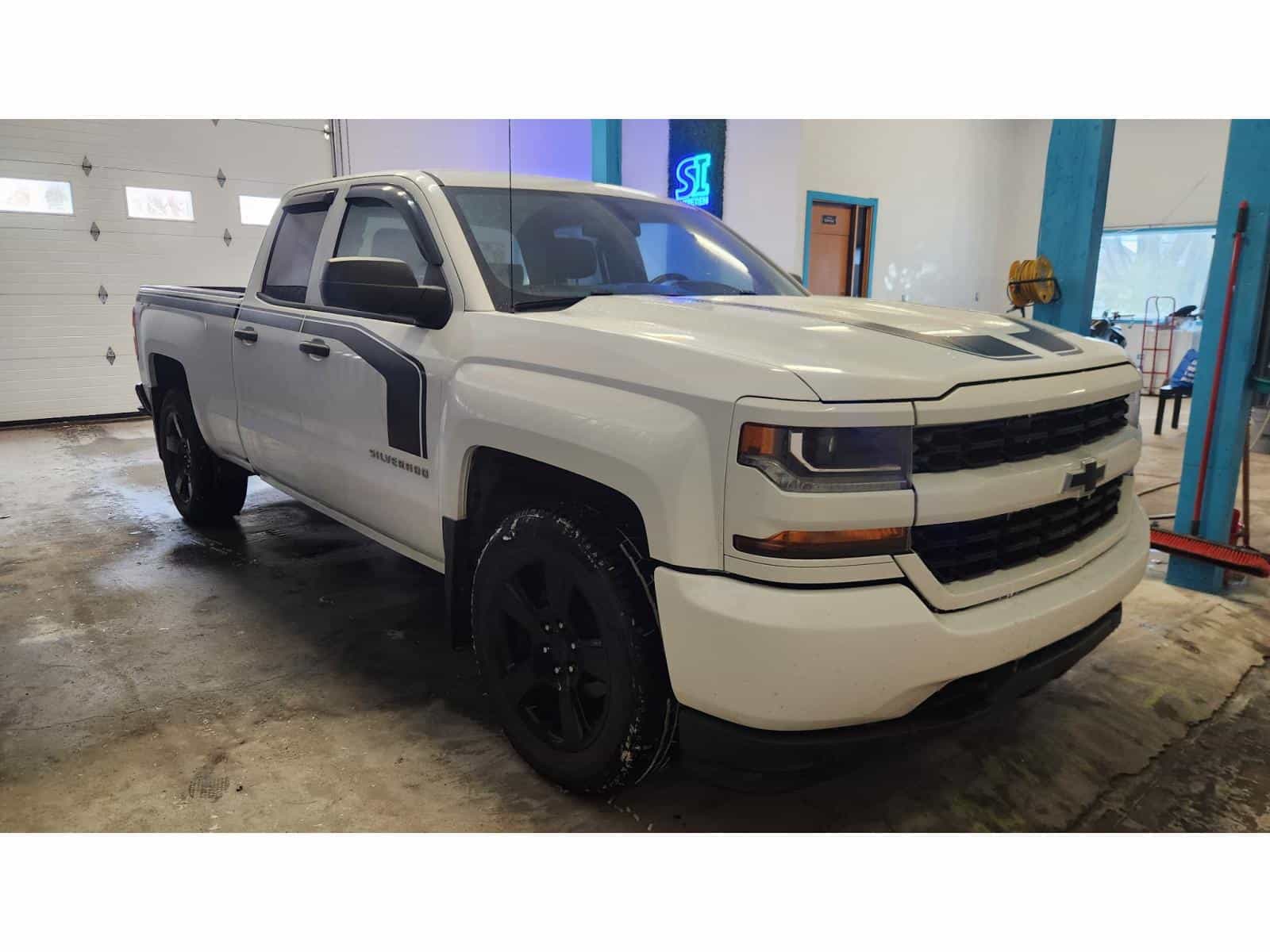 2017 Chevrolet Silverado K1500 Custom Custom - Image 3