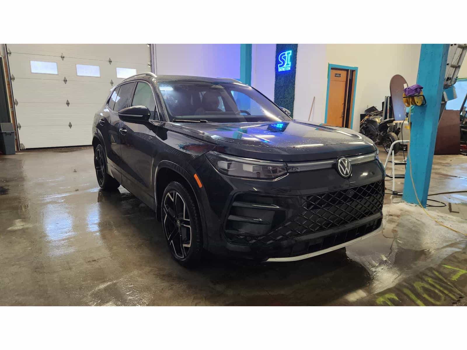 2025 Volkswagen Tiguan Highline R-Line - Image 3