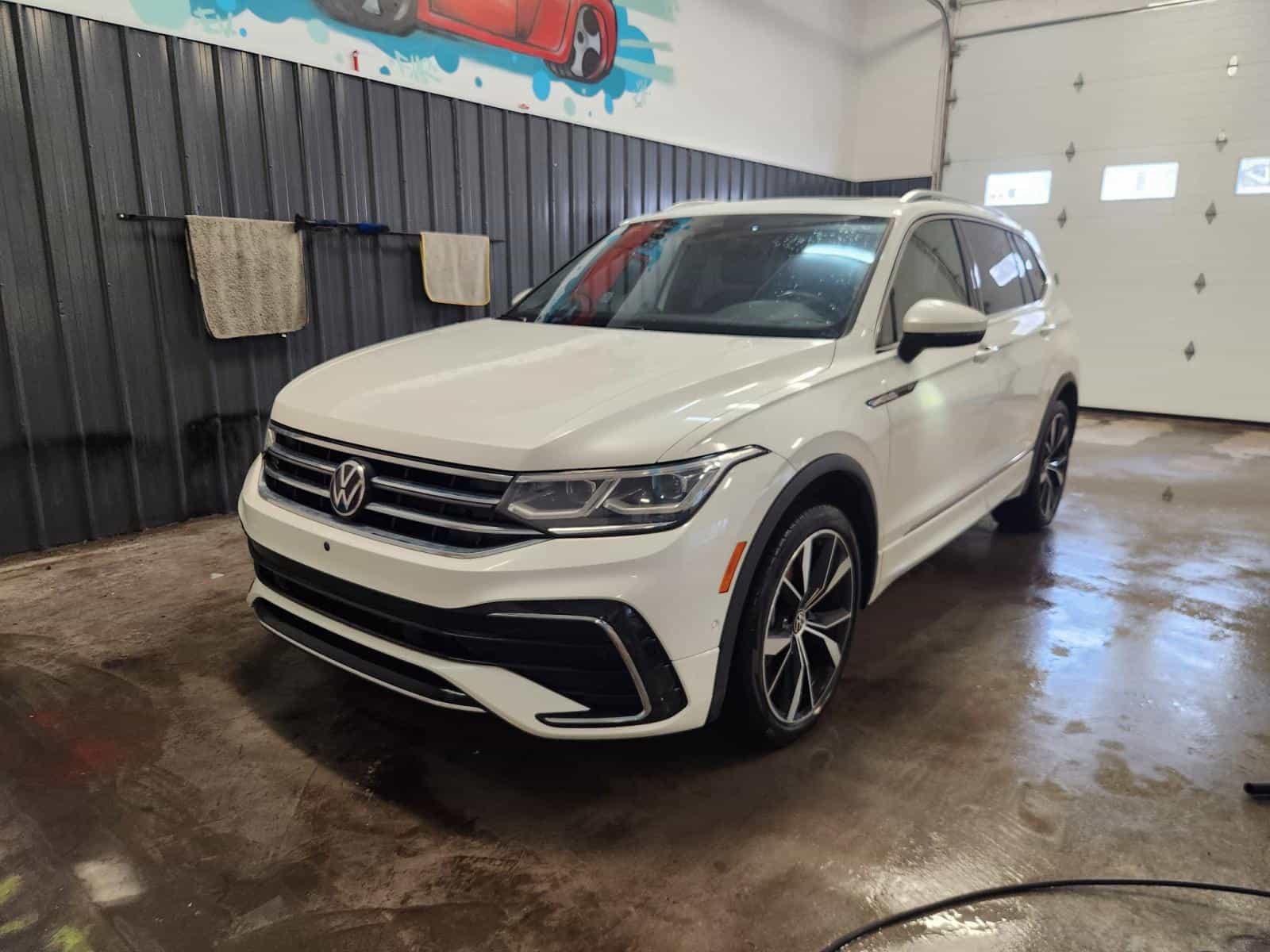 2023 Volkswagen Tiguan Highline R-Line - Image 1