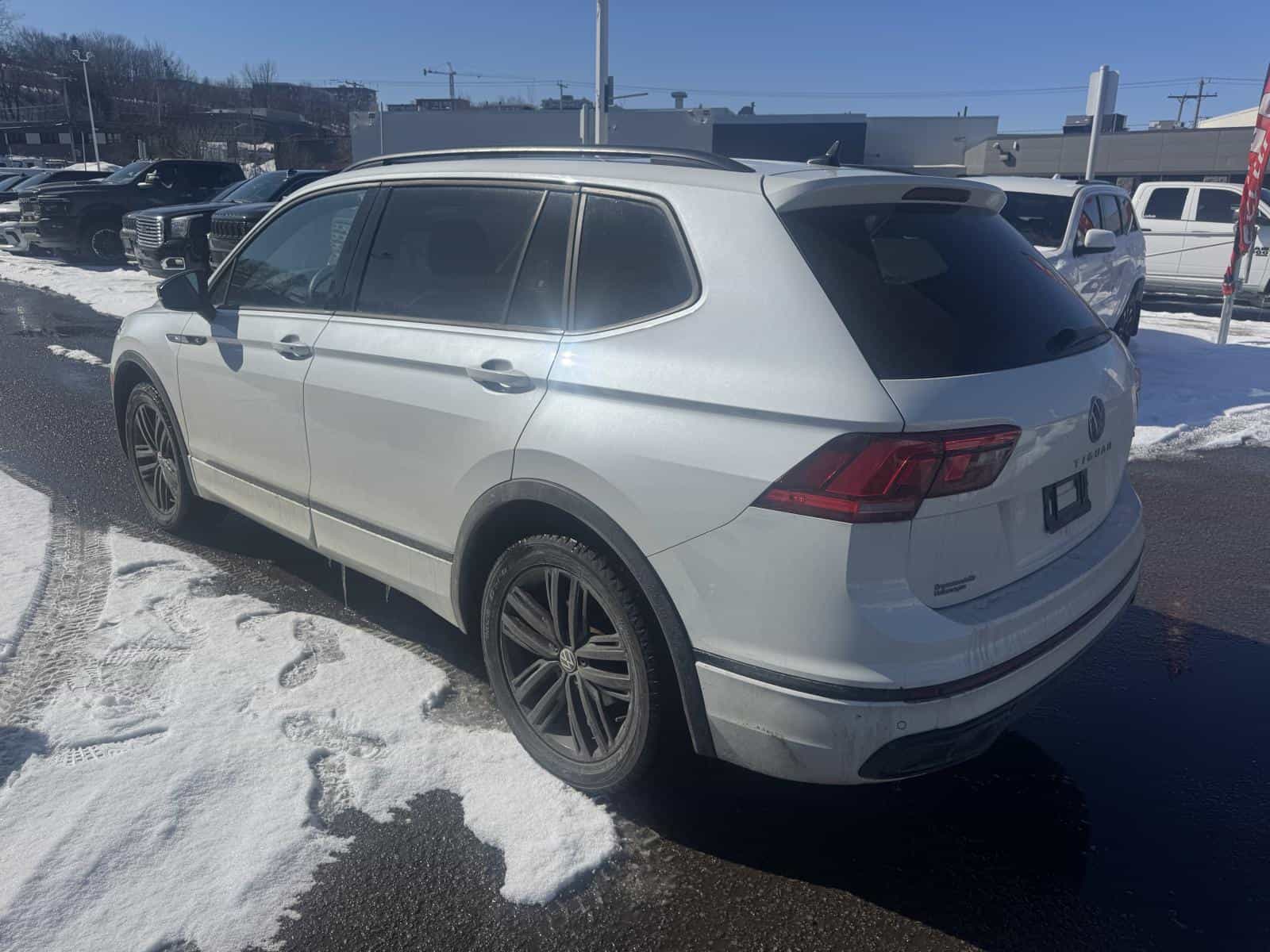 Image 2 Volkswagen Tiguan Comfortline R-L Blk 2022