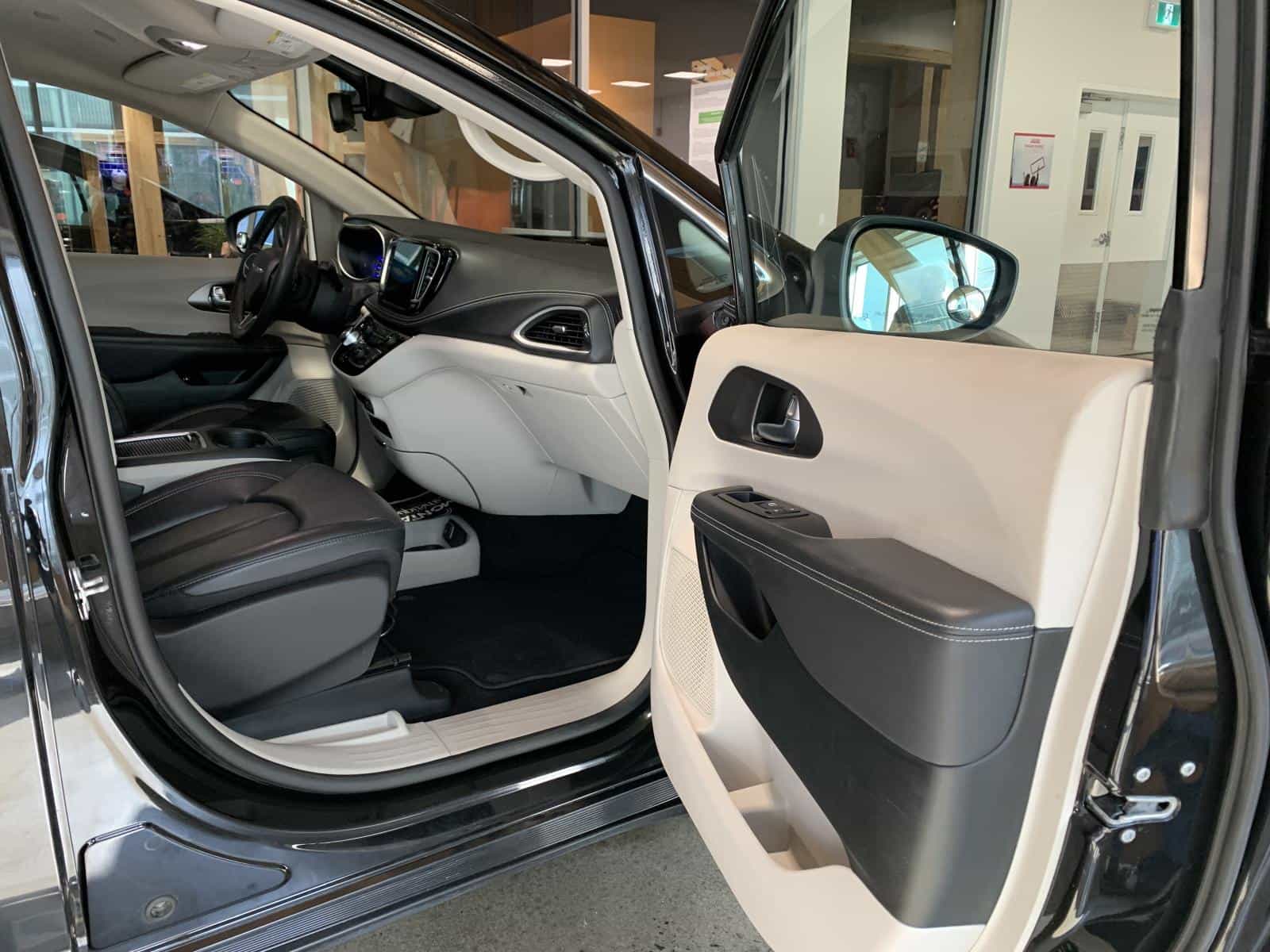 2023 Chrysler Pacifica Hybrid Touring L Hybrid Touring L - Image 6