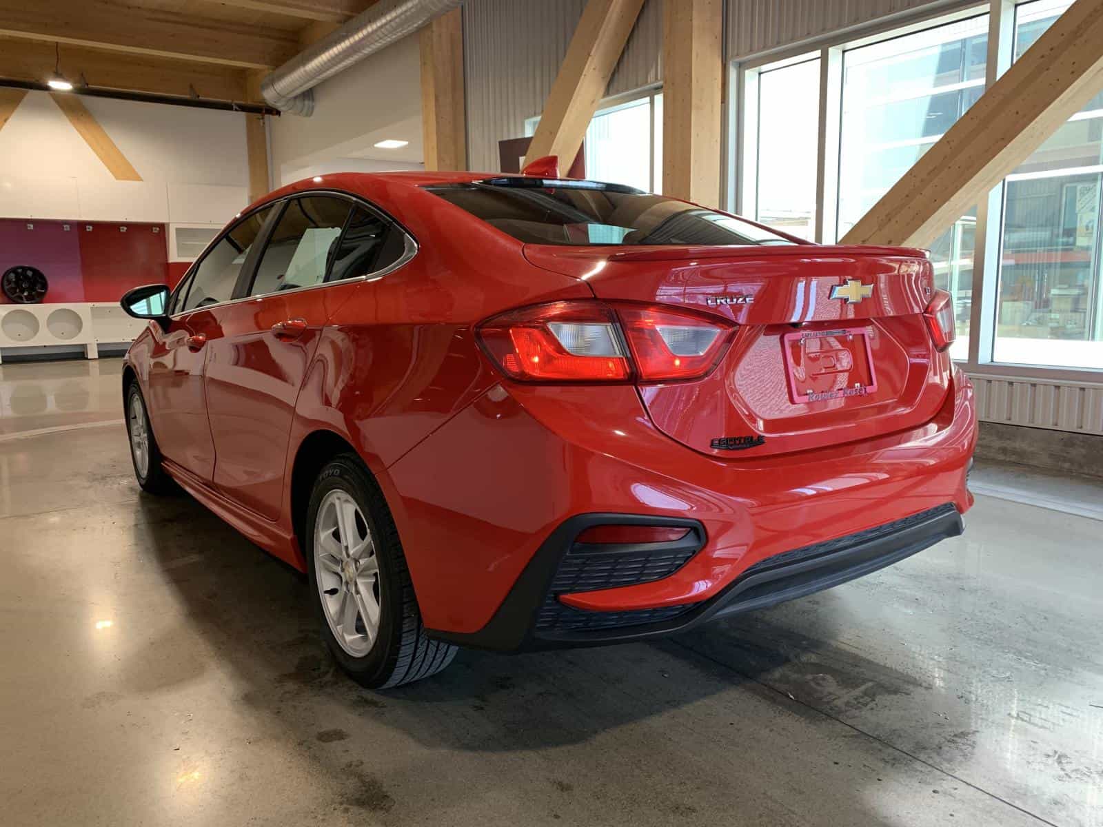 2018 Chevrolet CRUZE LT LT - Image 2