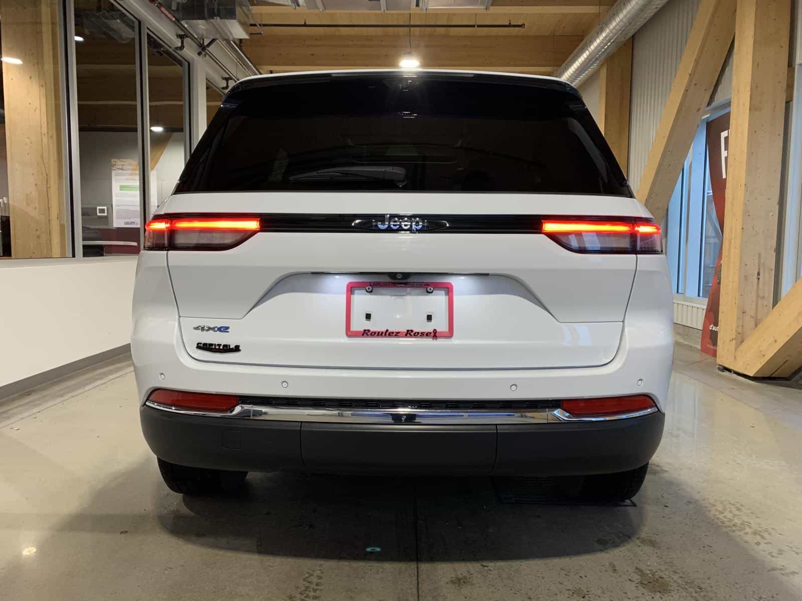 2022 Jeep Grand Cherokee Limited 4X Base 4XE - Image 3