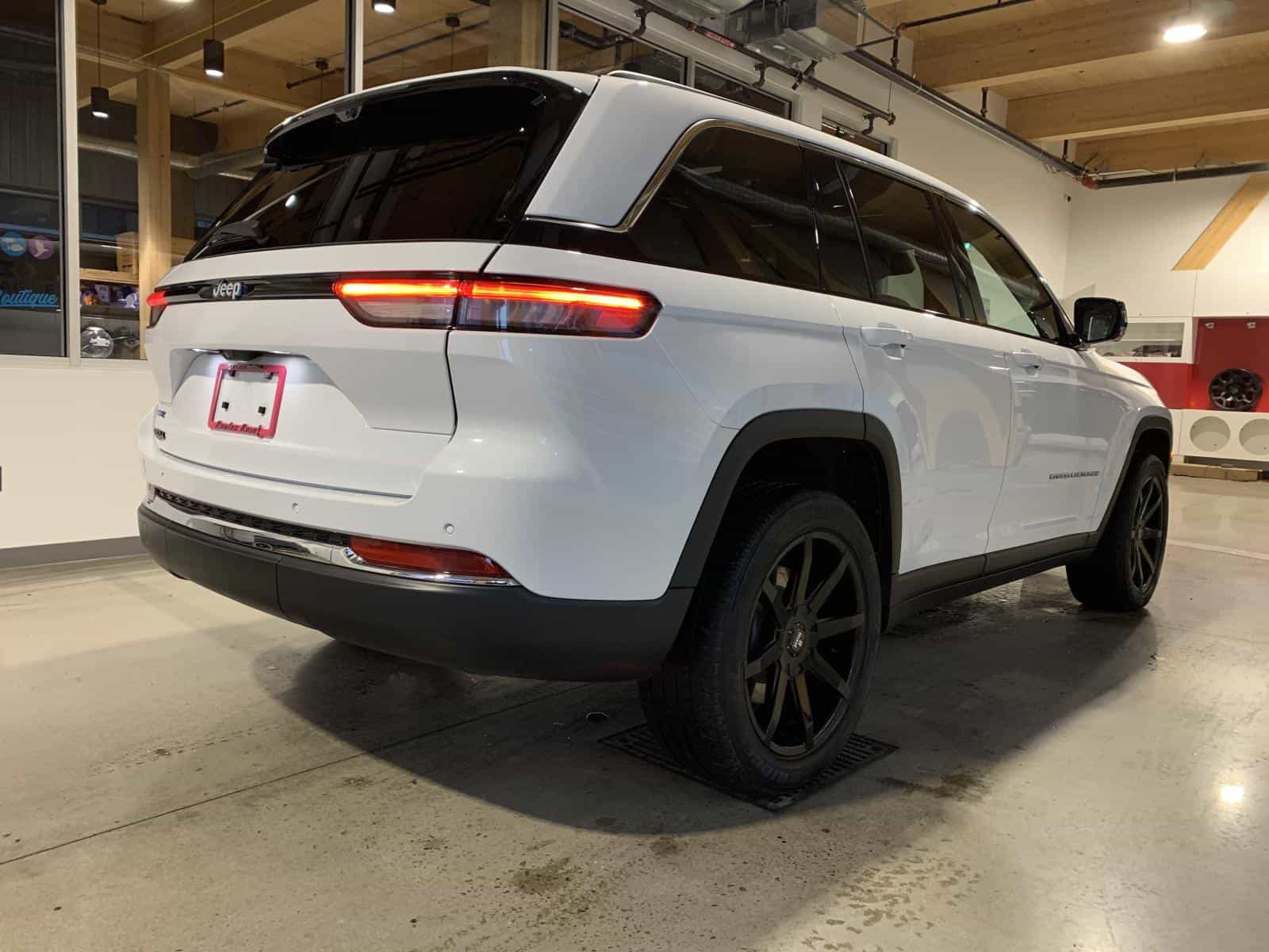 2022 Jeep Grand Cherokee Limited 4X Base 4XE - Image 4