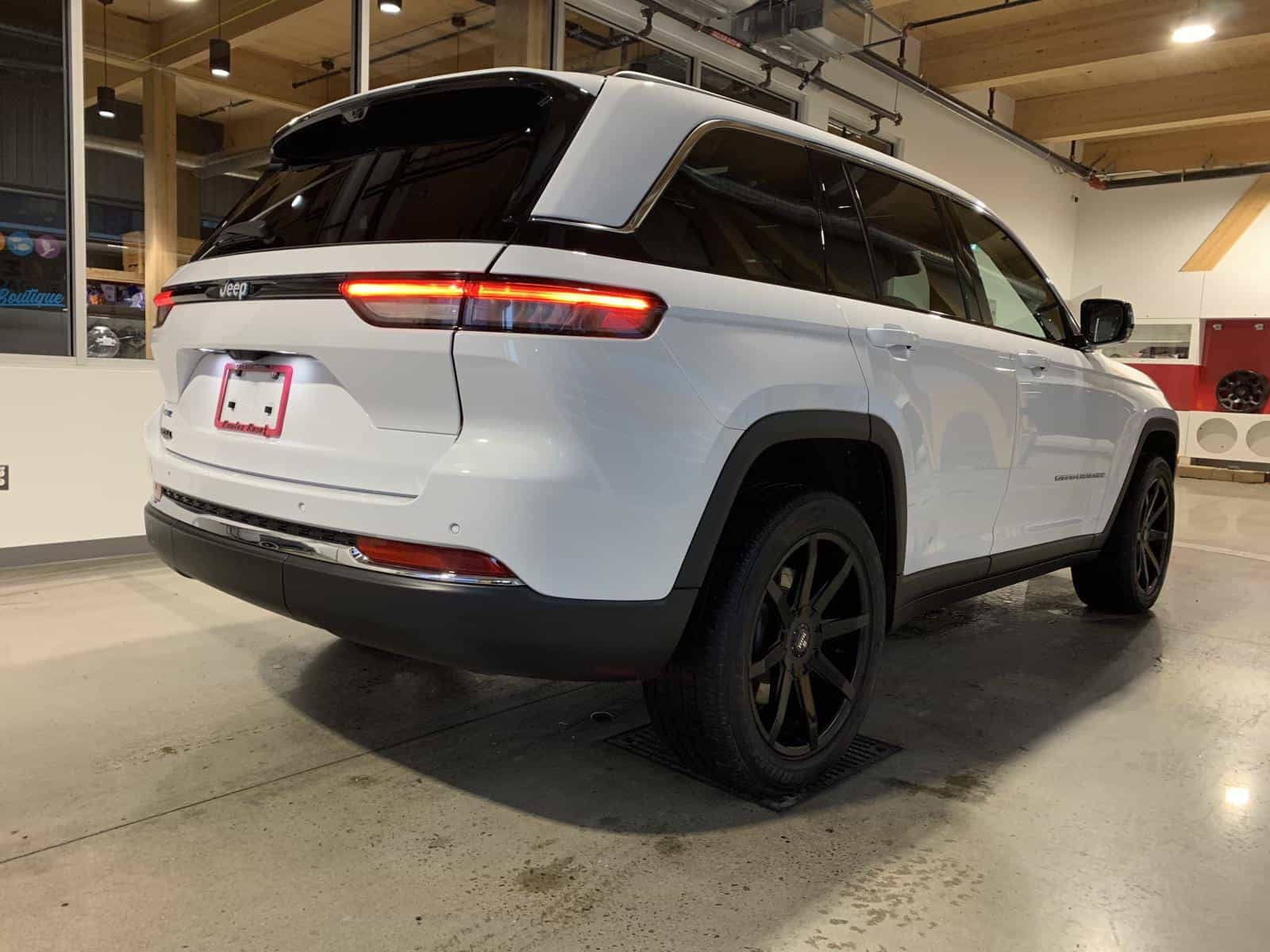 2022 Jeep Grand Cherokee Limited 4X Base 4XE - Image 5