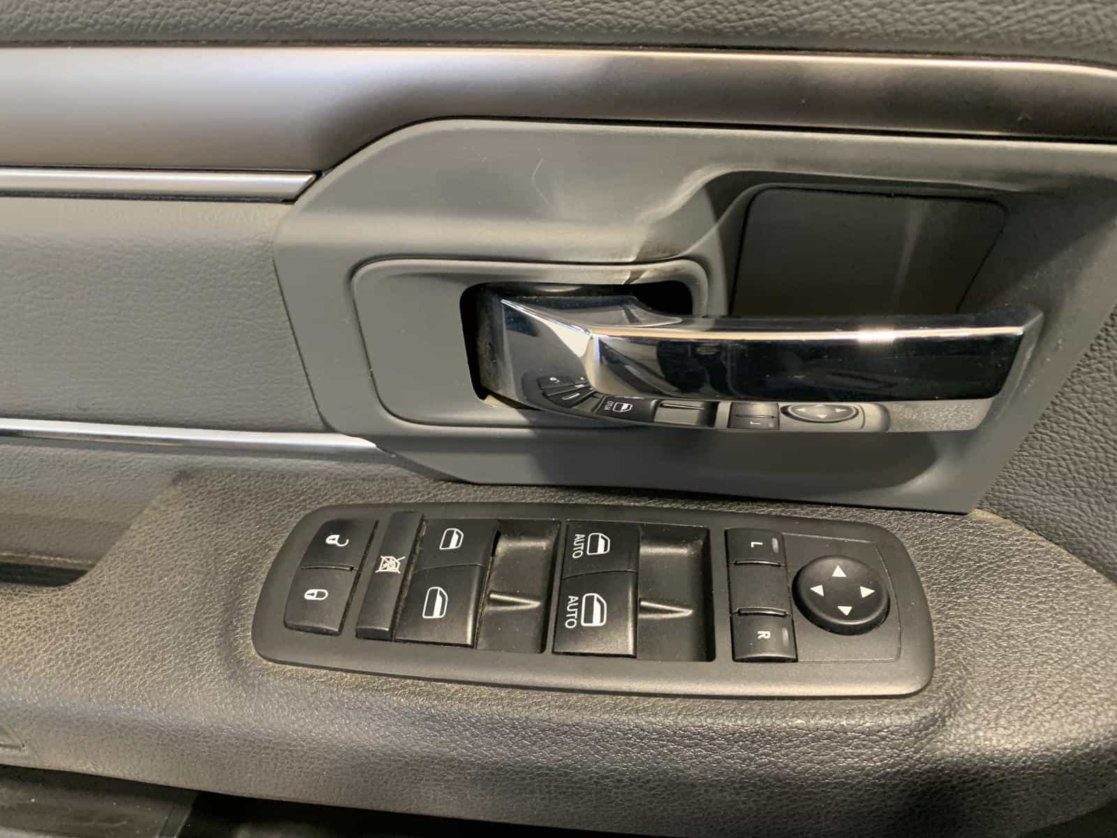 2021 RAM 1500 CLASSIC SLT 1500 Express - Image 18