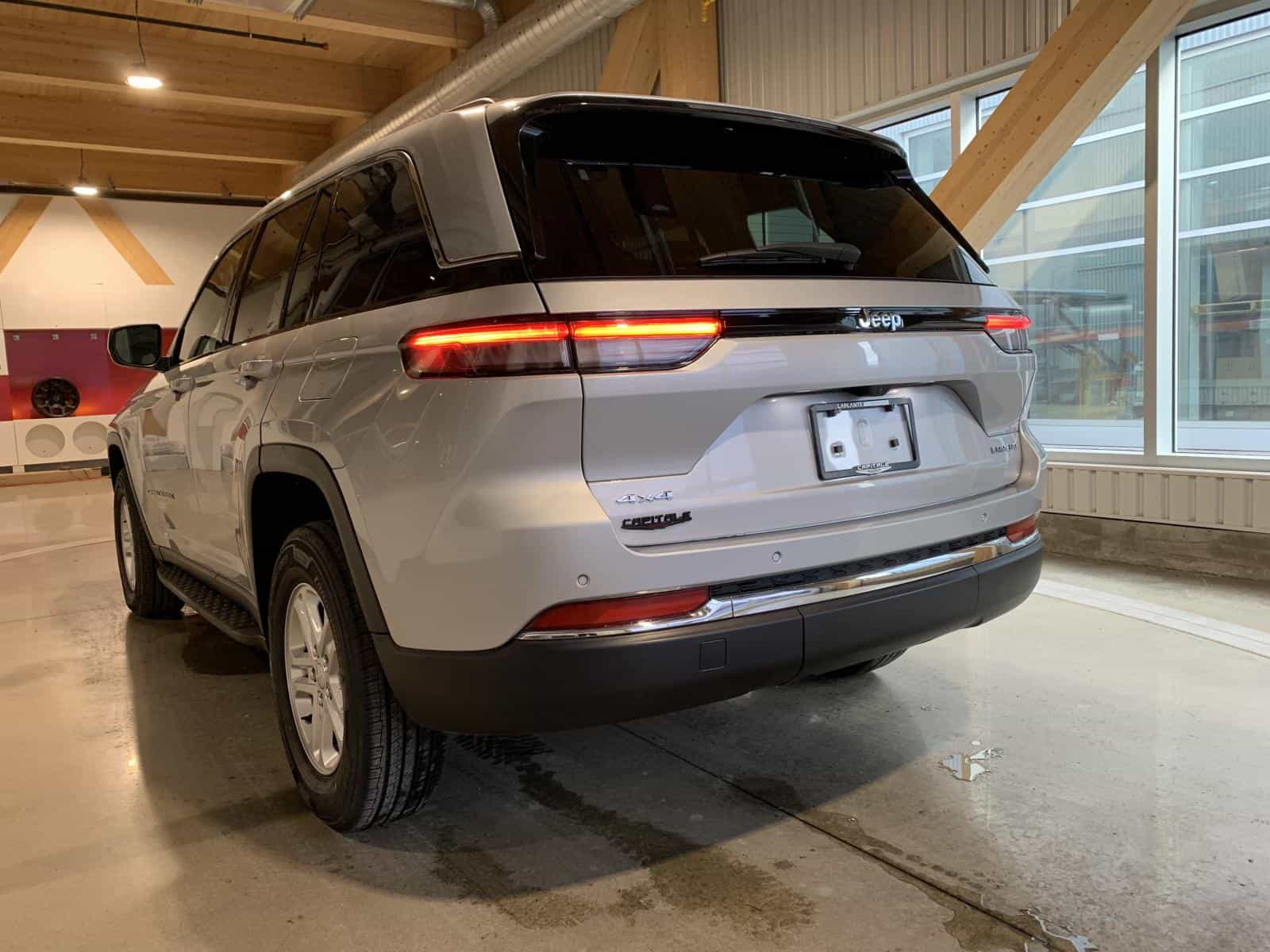 2023 Jeep GRAND CHEROKEE LAREDO/ALT Laredo - Image 2