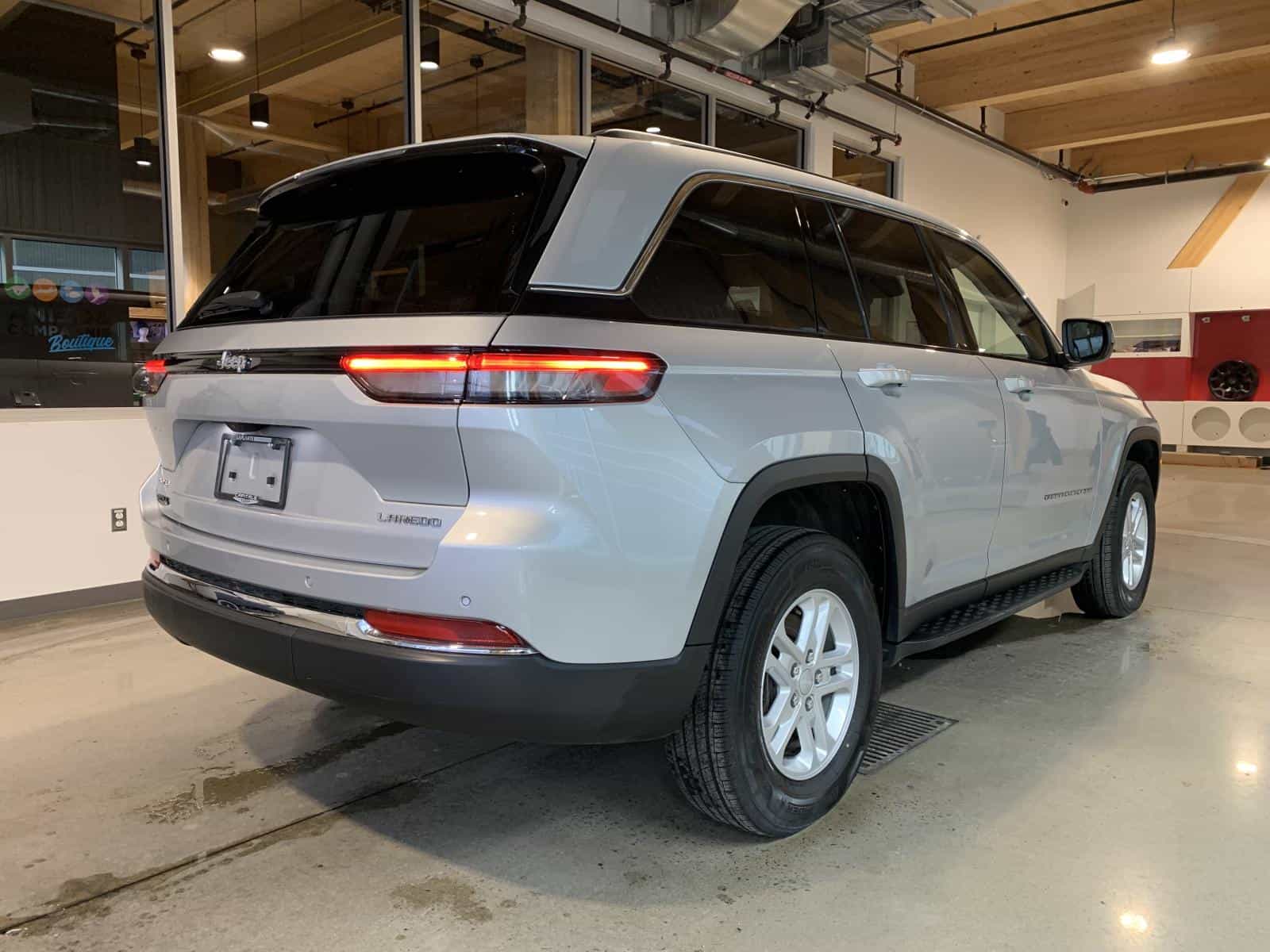 2023 Jeep GRAND CHEROKEE LAREDO/ALT Laredo - Image 4