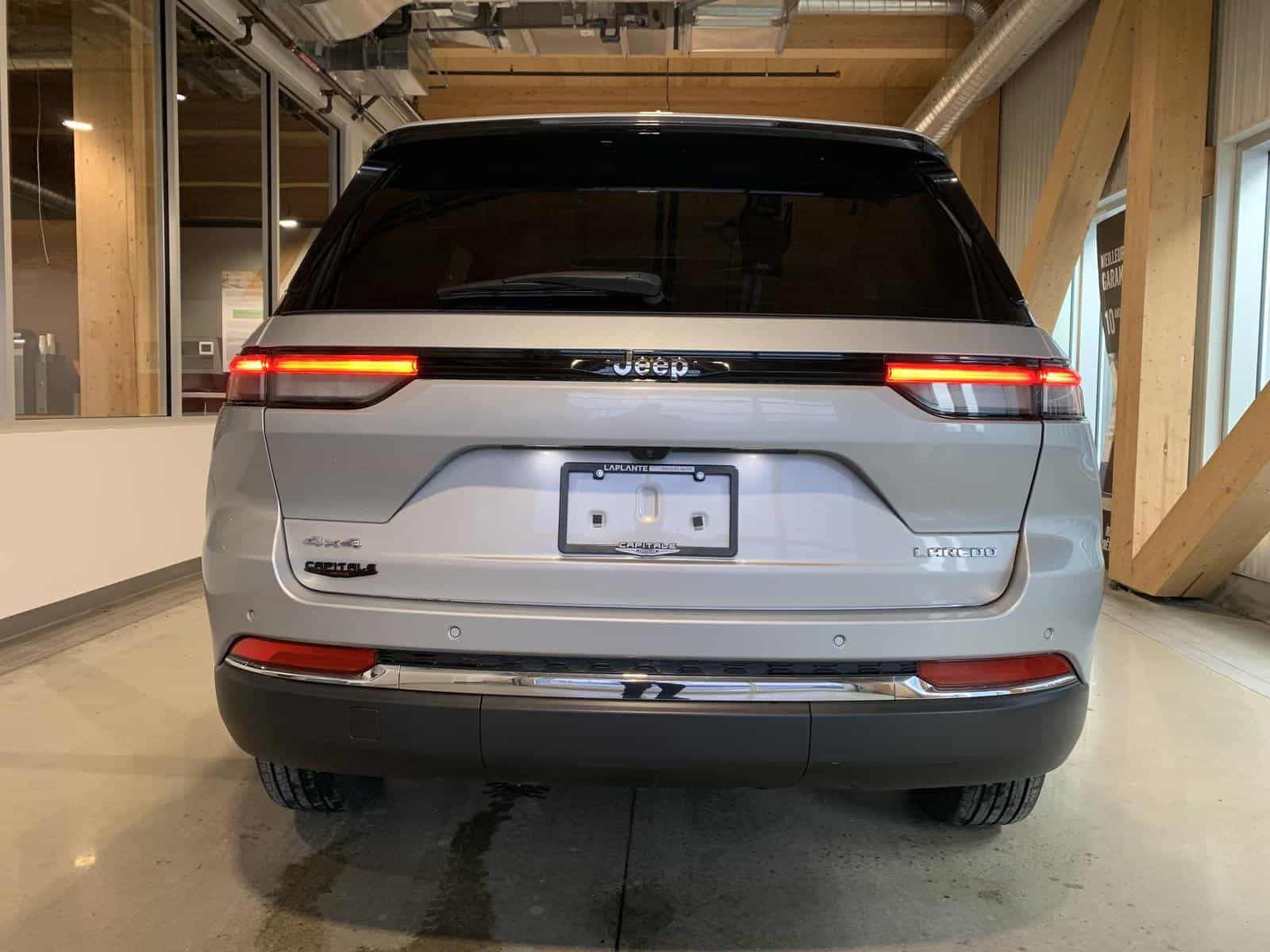 2023 Jeep GRAND CHEROKEE LAREDO/ALT Laredo - Image 3