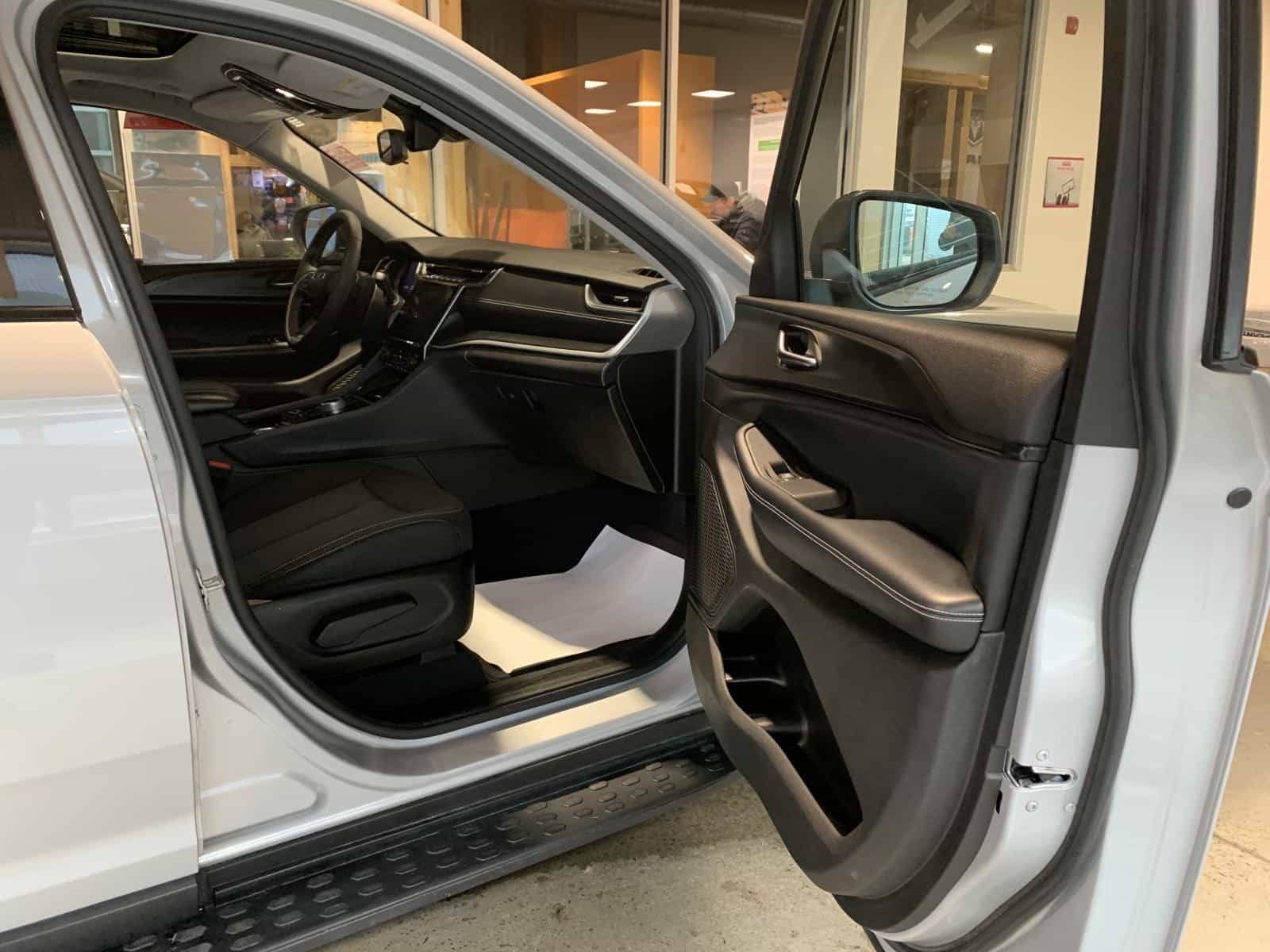 2023 Jeep GRAND CHEROKEE LAREDO/ALT Laredo - Image 8