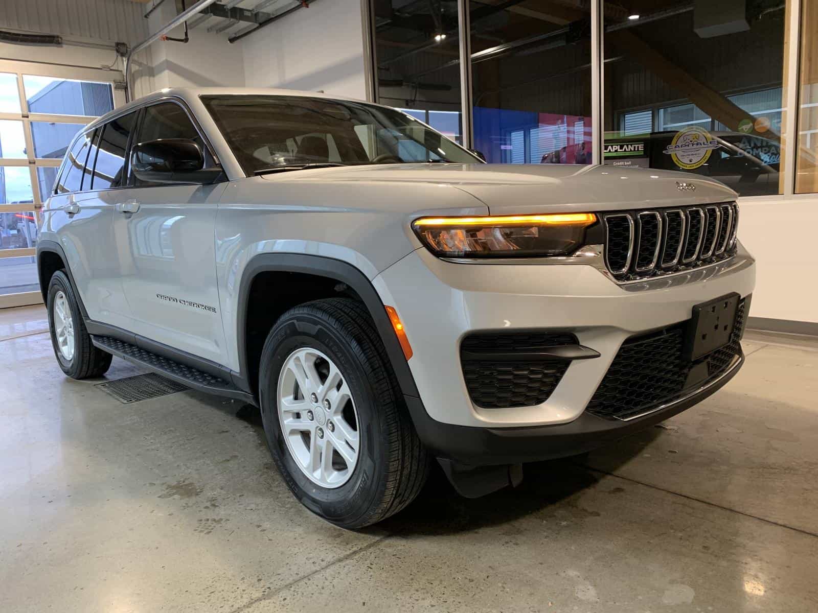 2023 Jeep GRAND CHEROKEE LAREDO/ALT Laredo - Image 5