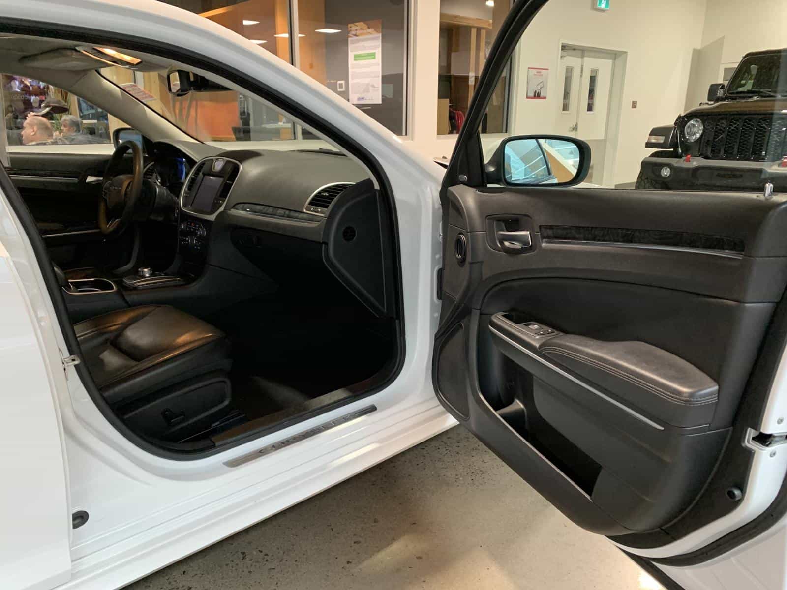 2023 Chrysler 300 Touring L Touring L - Image 8