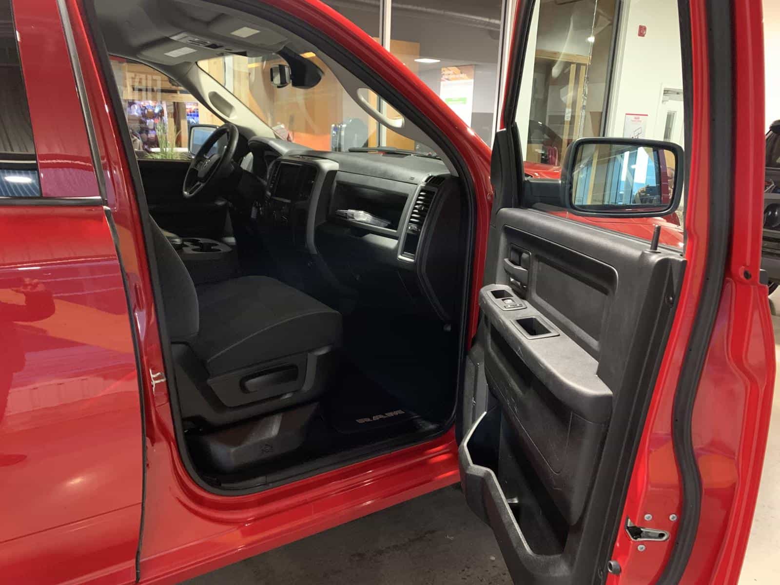 2021 RAM 1500 CLASSIC TRADESMAN Express - Image 9