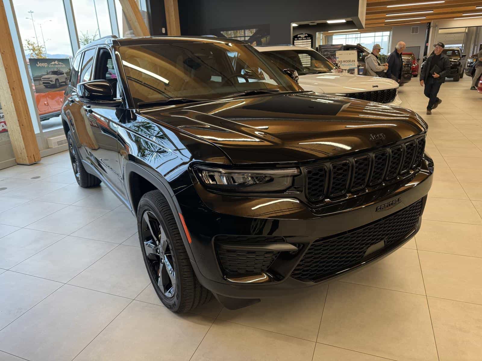2025 Jeep Grand Cherokee Altitude - Image 3