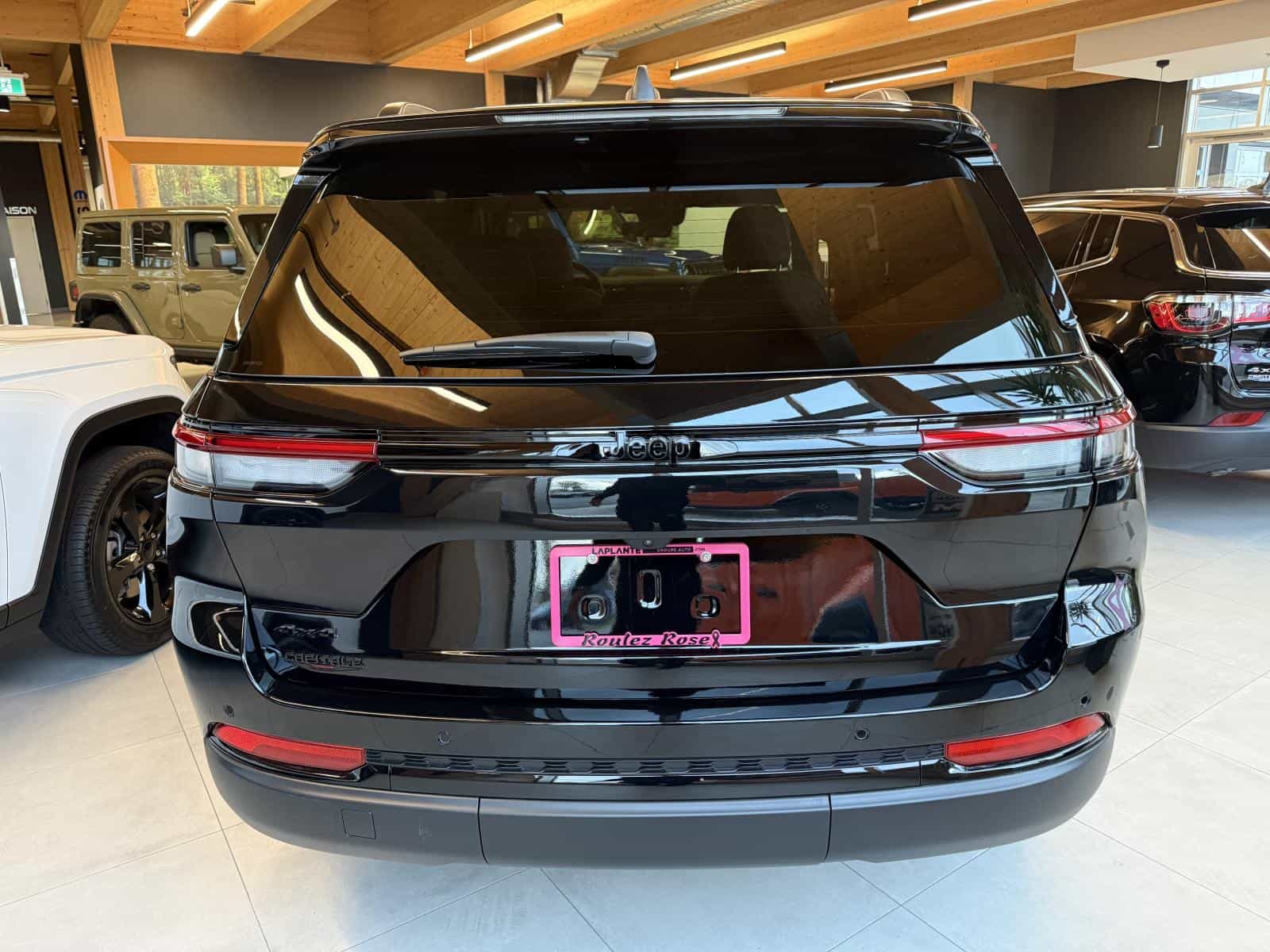 2025 Jeep Grand Cherokee Altitude - Image 4