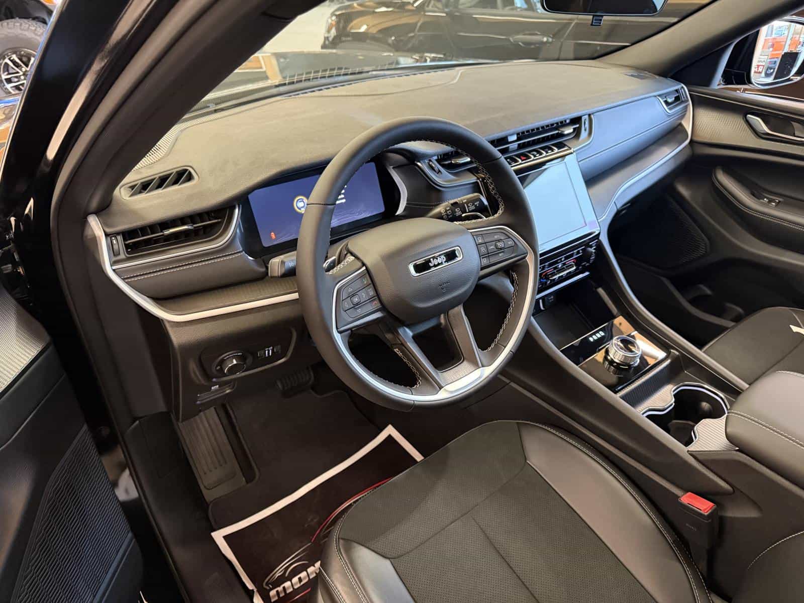 2025 Jeep Grand Cherokee Altitude - Image 5