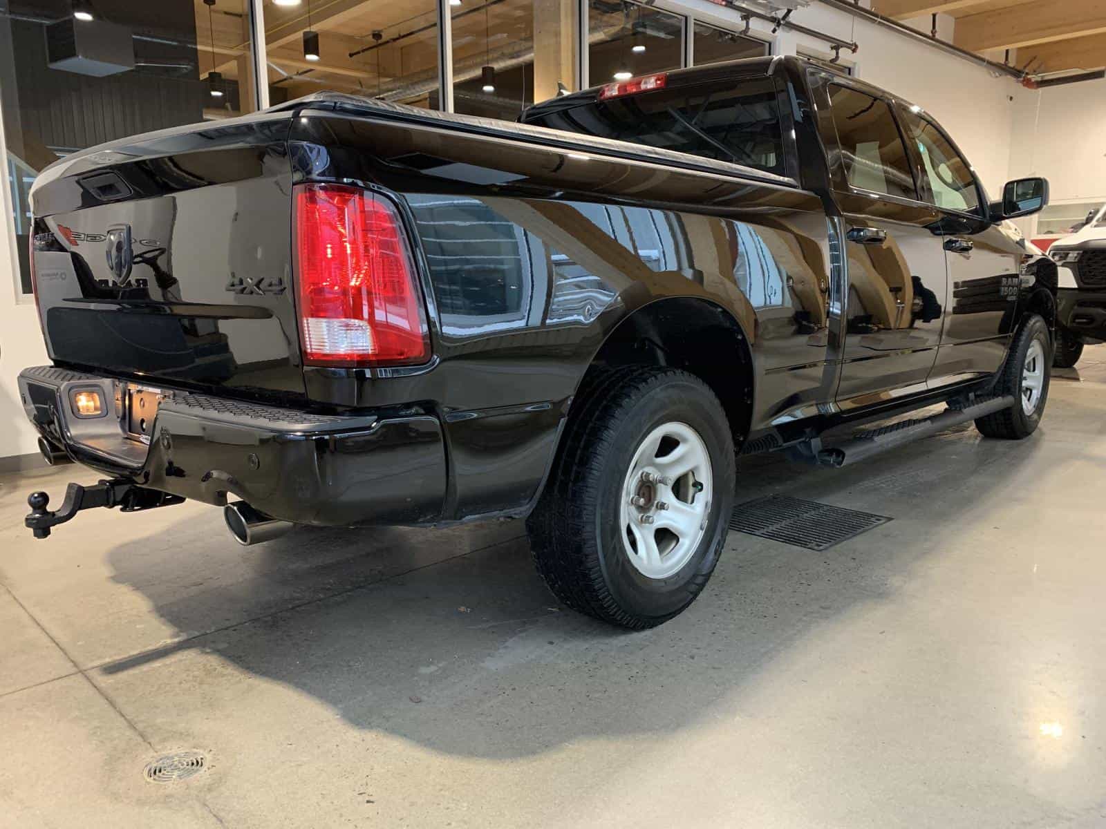 2022 RAM 1500 Classic SLT - Image 3