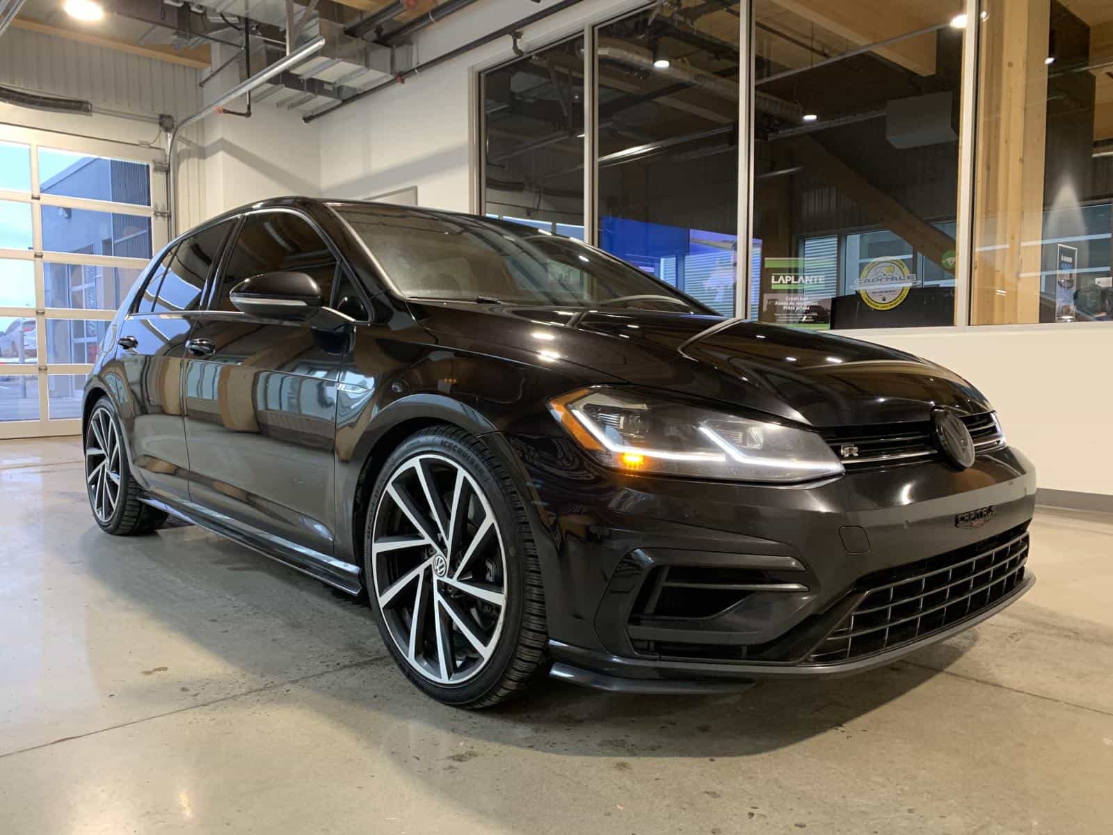 2018 Volkswagen R Base - Image 4