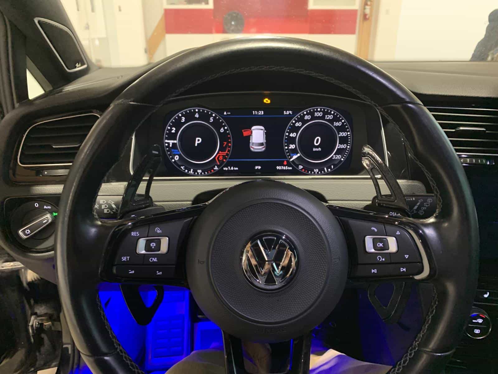 2018 Volkswagen R Base - Image 11