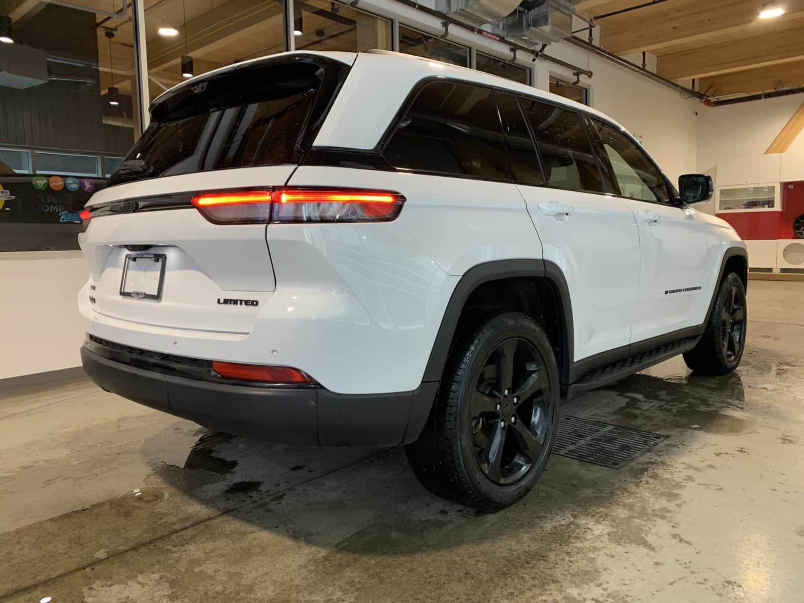 2024 Jeep Grand Cherokee Limited Limited - Image 3