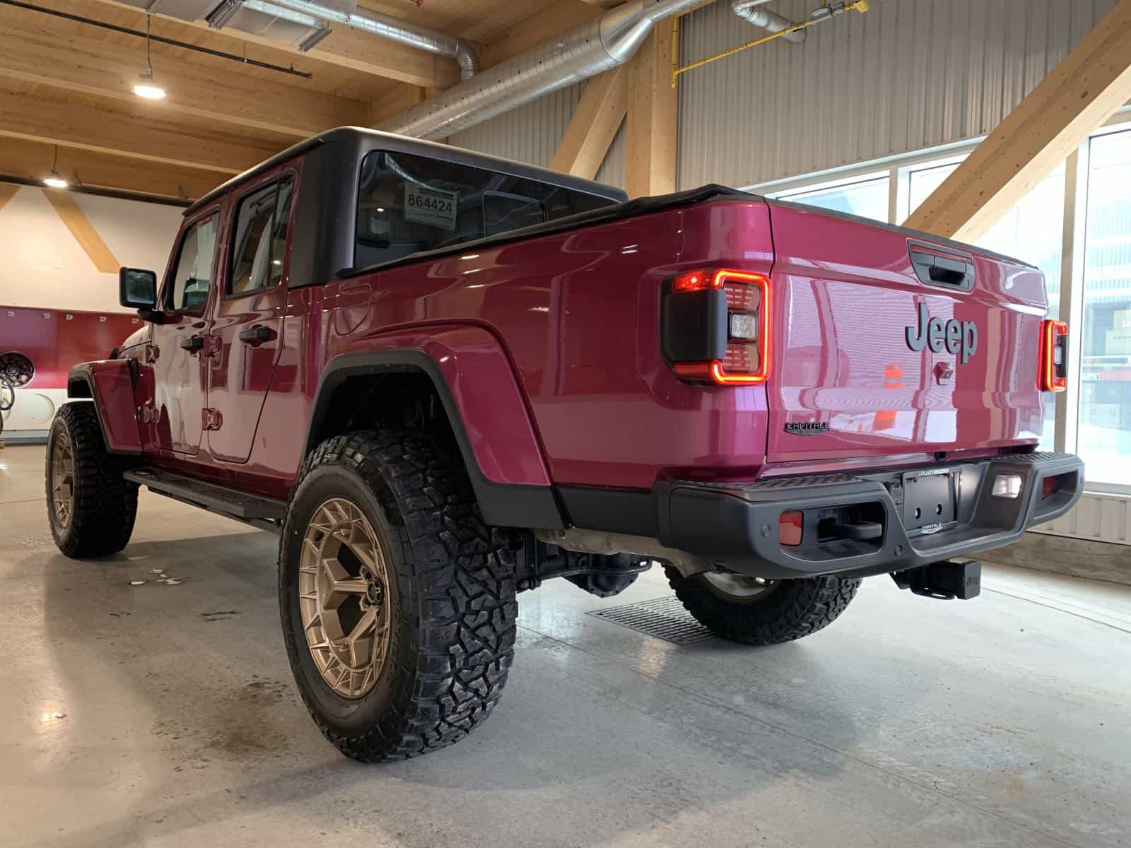 2024 Jeep Gladiator Willys - Image 2