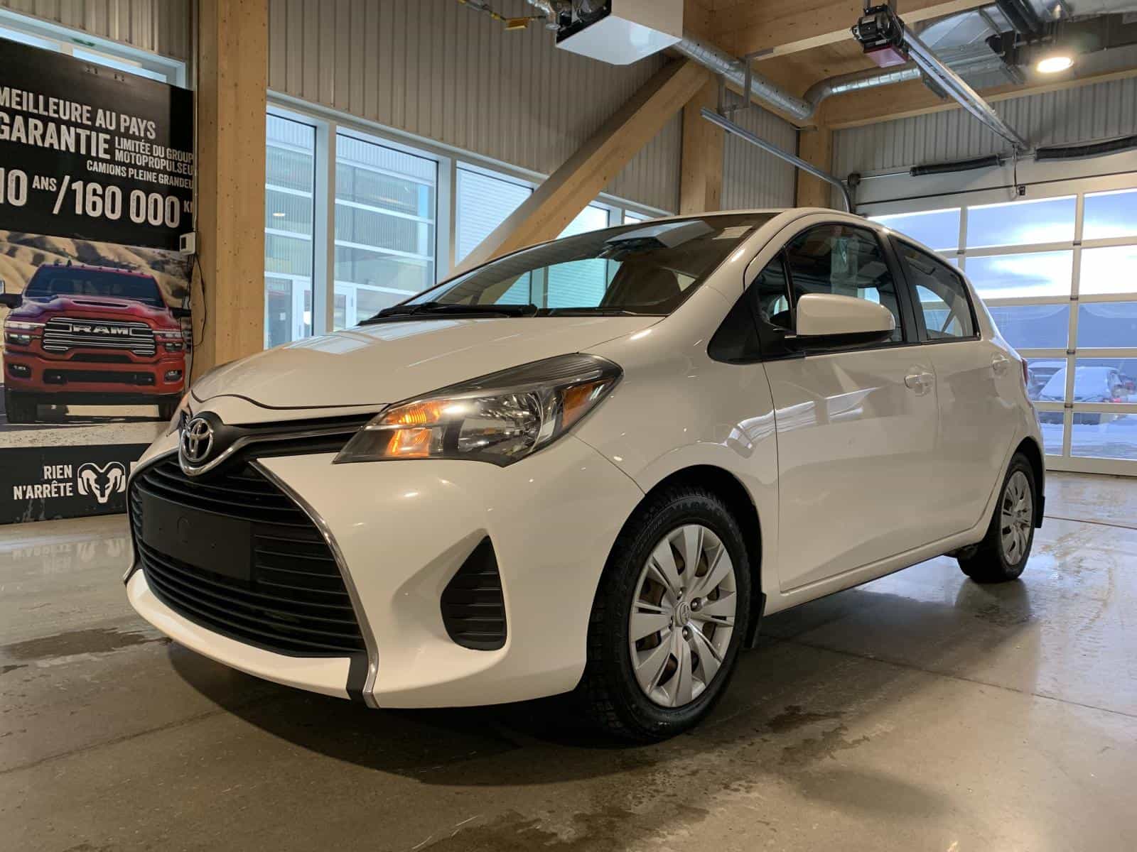 Image 2 Toyota Yaris SE 2015