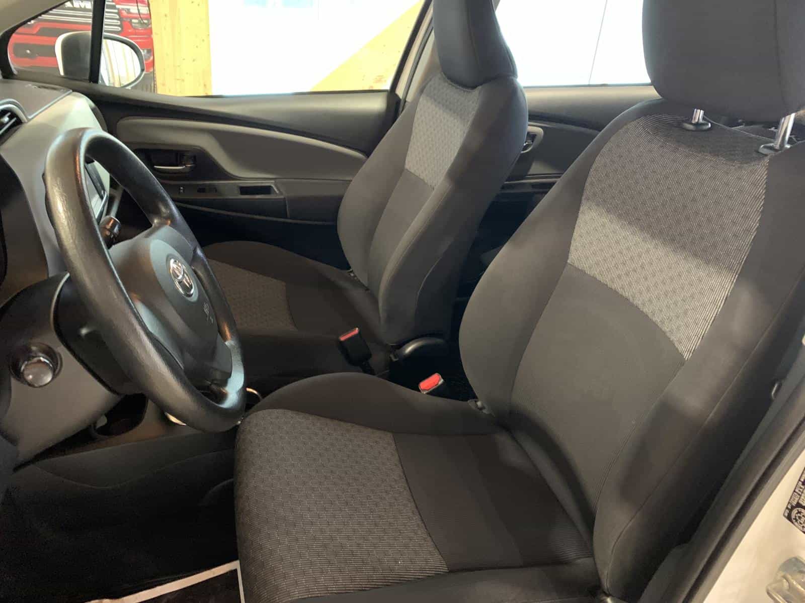 Image 9 Toyota Yaris SE 2015