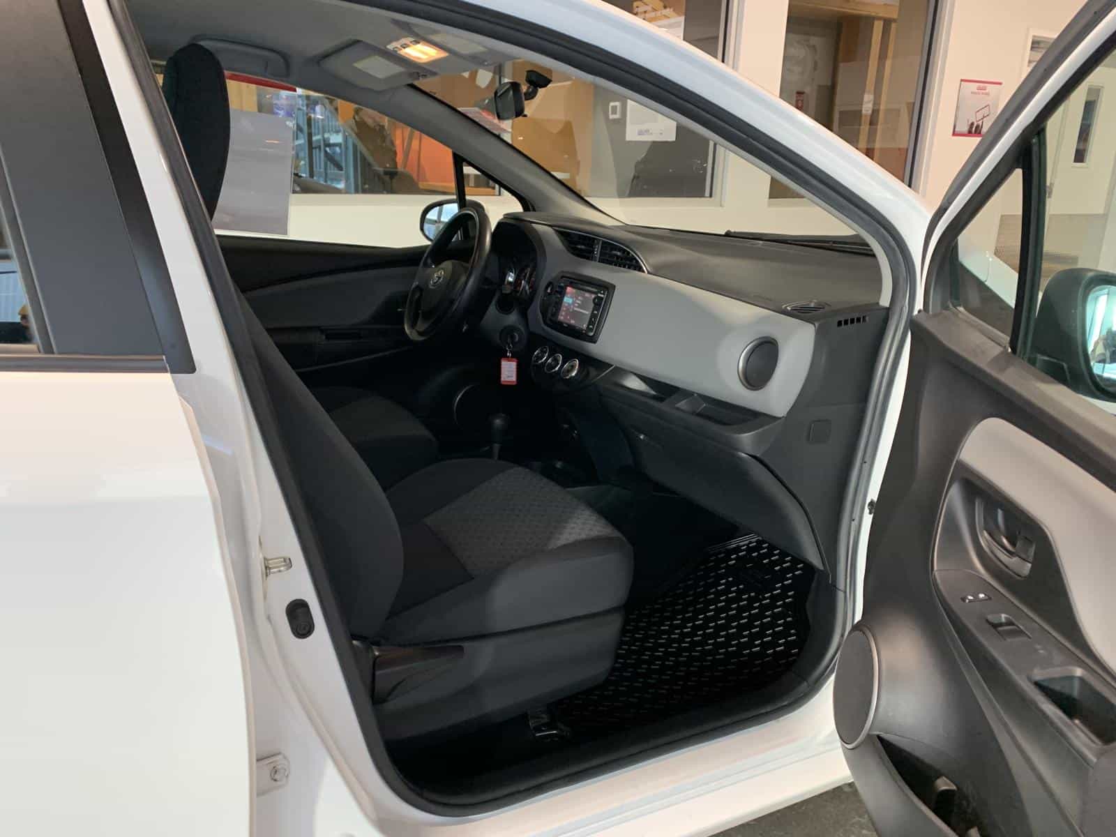 Image 8 Toyota Yaris SE 2015