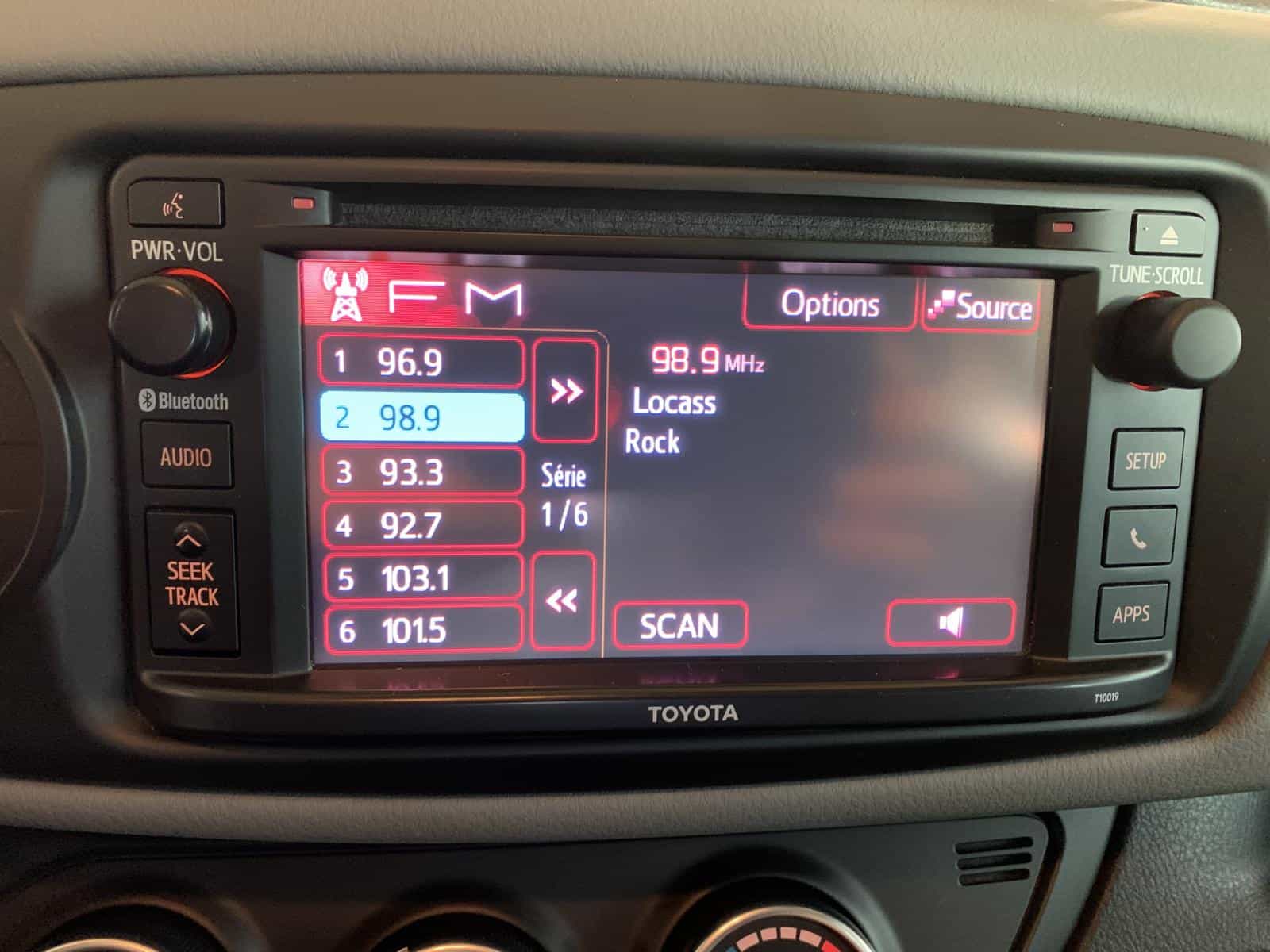 Image 12 Toyota Yaris SE 2015