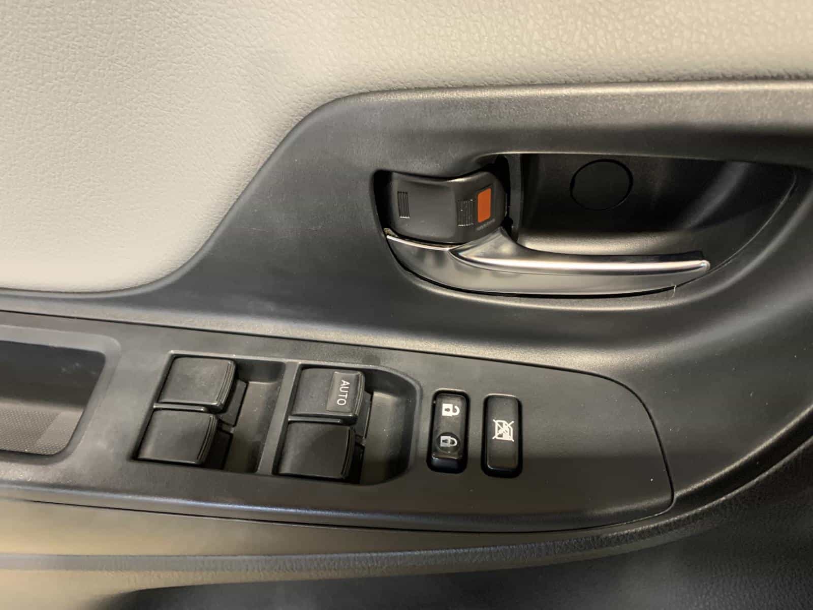 Image 21 Toyota Yaris SE 2015