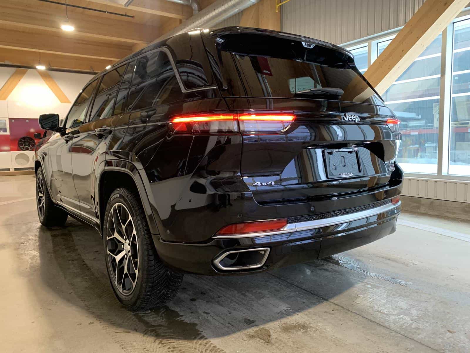 2023 Jeep Grand Cherokee Summit Reserve Summit Reserve - Image 2
