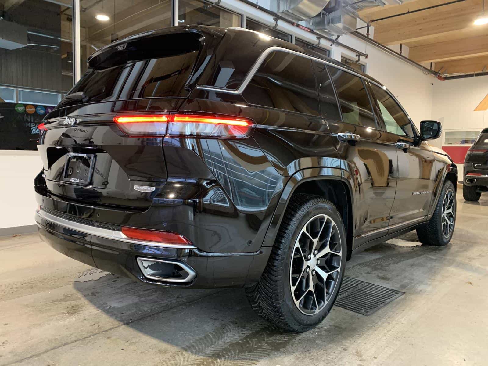2023 Jeep Grand Cherokee Summit Reserve Summit Reserve - Image 3