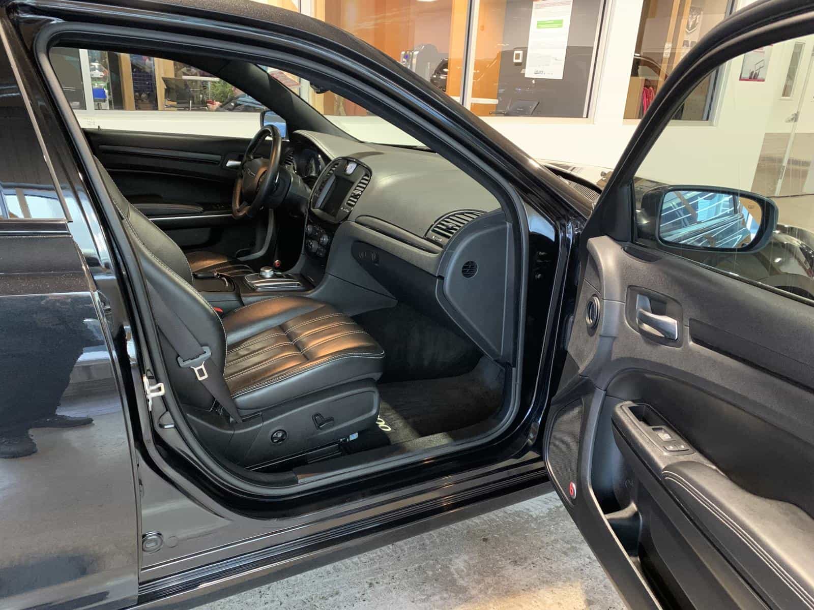 2015 Chrysler 300 S - Image 6