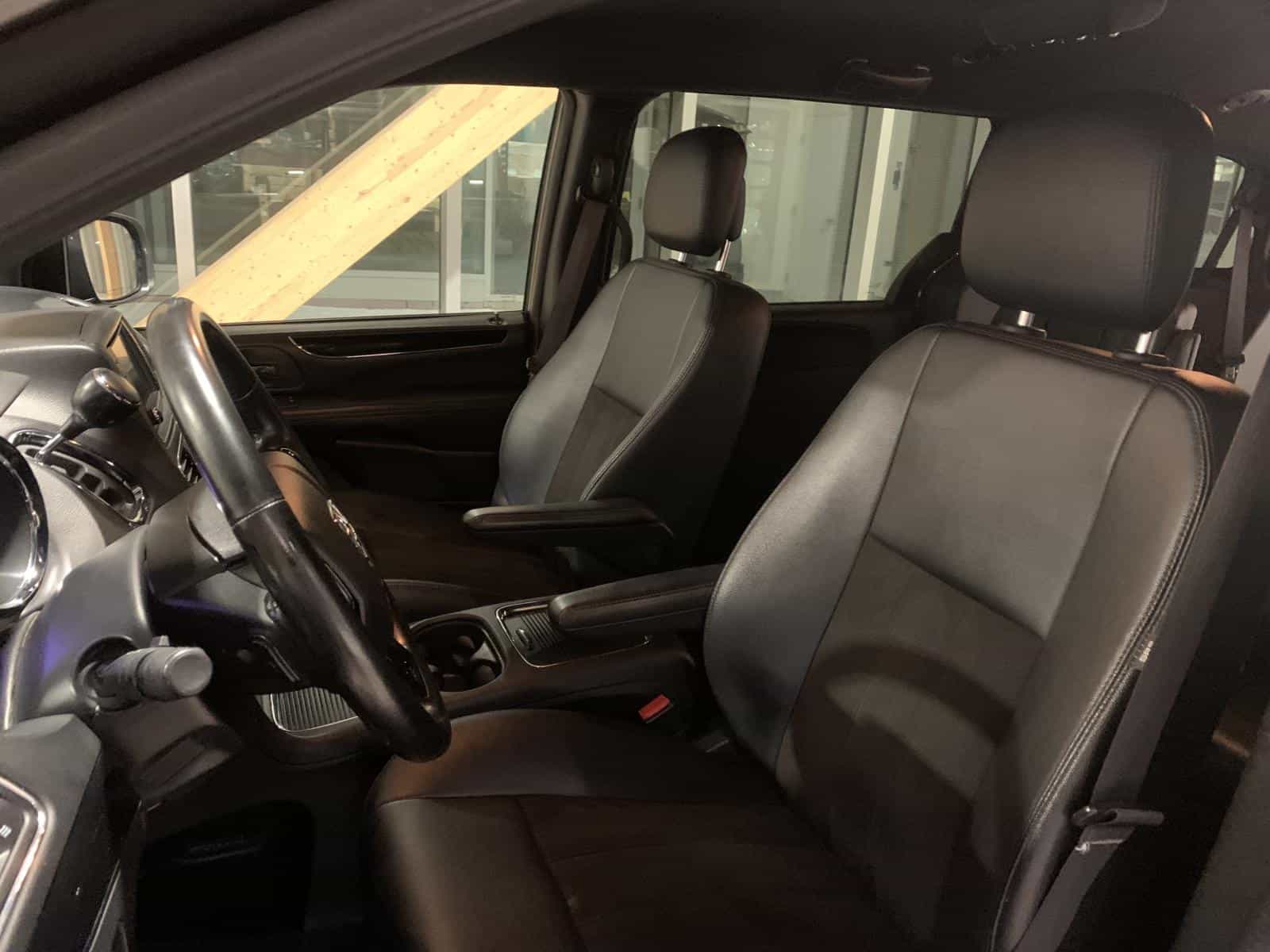 2020 Dodge Grand Caravan Premium Plus - Image 10