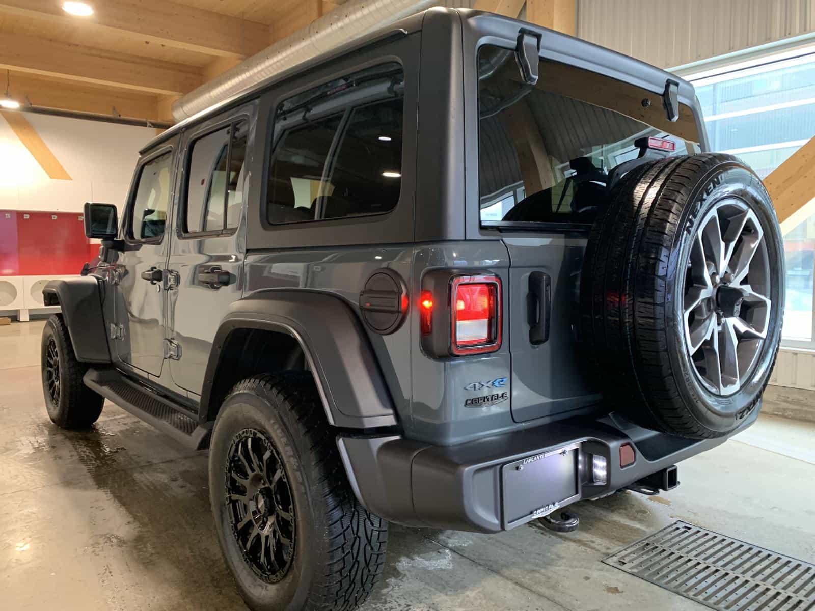 Image 3 Jeep Wrangler Sahara 4XE 2025